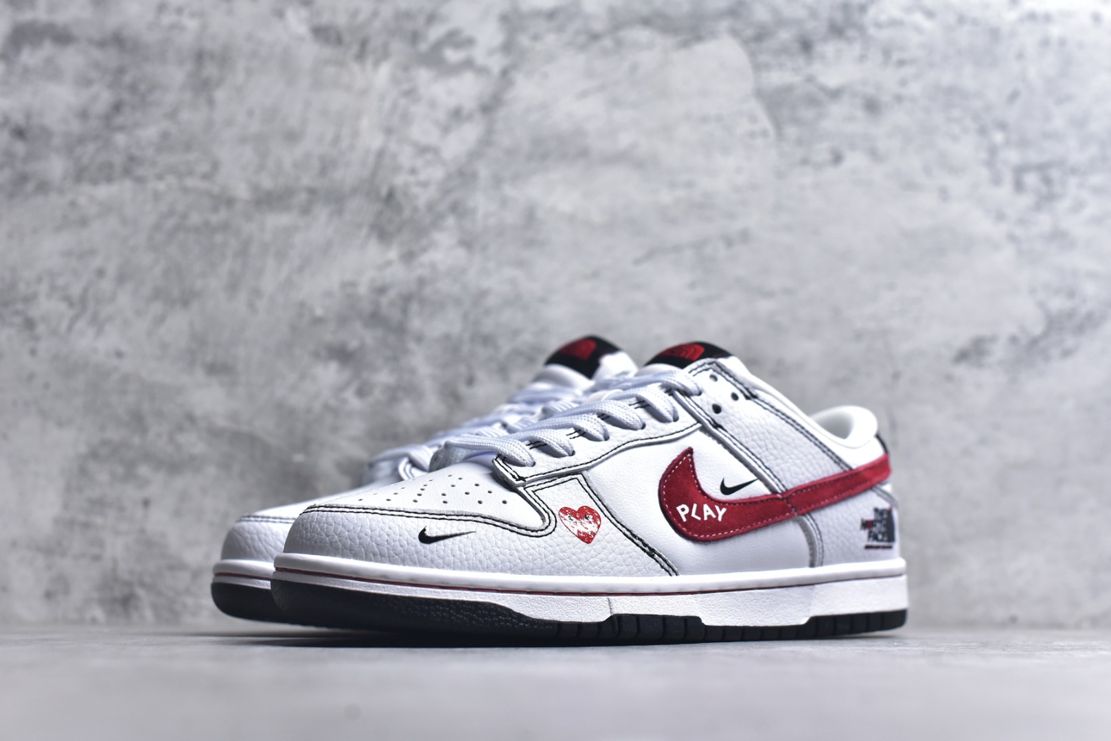 图片[2]-#Nike SB Dunk Low \”北面联名“——白红黑” 高端定制 低帮休闲板鞋 定制鞋盒 Ortholite鞋垫透气防臭 大厂纯原品质出货 超高清洁度 皮料切割干净无任何毛边 细节完美 货号：YF9511-910 尺码：36 36.5 37.5 38 38.5 39 40 40.5 41 42 42.5 43 44 44.5 45-选品中心