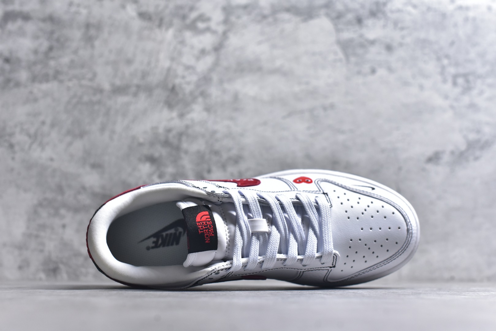 图片[4]-#Nike SB Dunk Low \”北面联名“——白红黑” 高端定制 低帮休闲板鞋 定制鞋盒 Ortholite鞋垫透气防臭 大厂纯原品质出货 超高清洁度 皮料切割干净无任何毛边 细节完美 货号：YF9511-910 尺码：36 36.5 37.5 38 38.5 39 40 40.5 41 42 42.5 43 44 44.5 45-选品中心