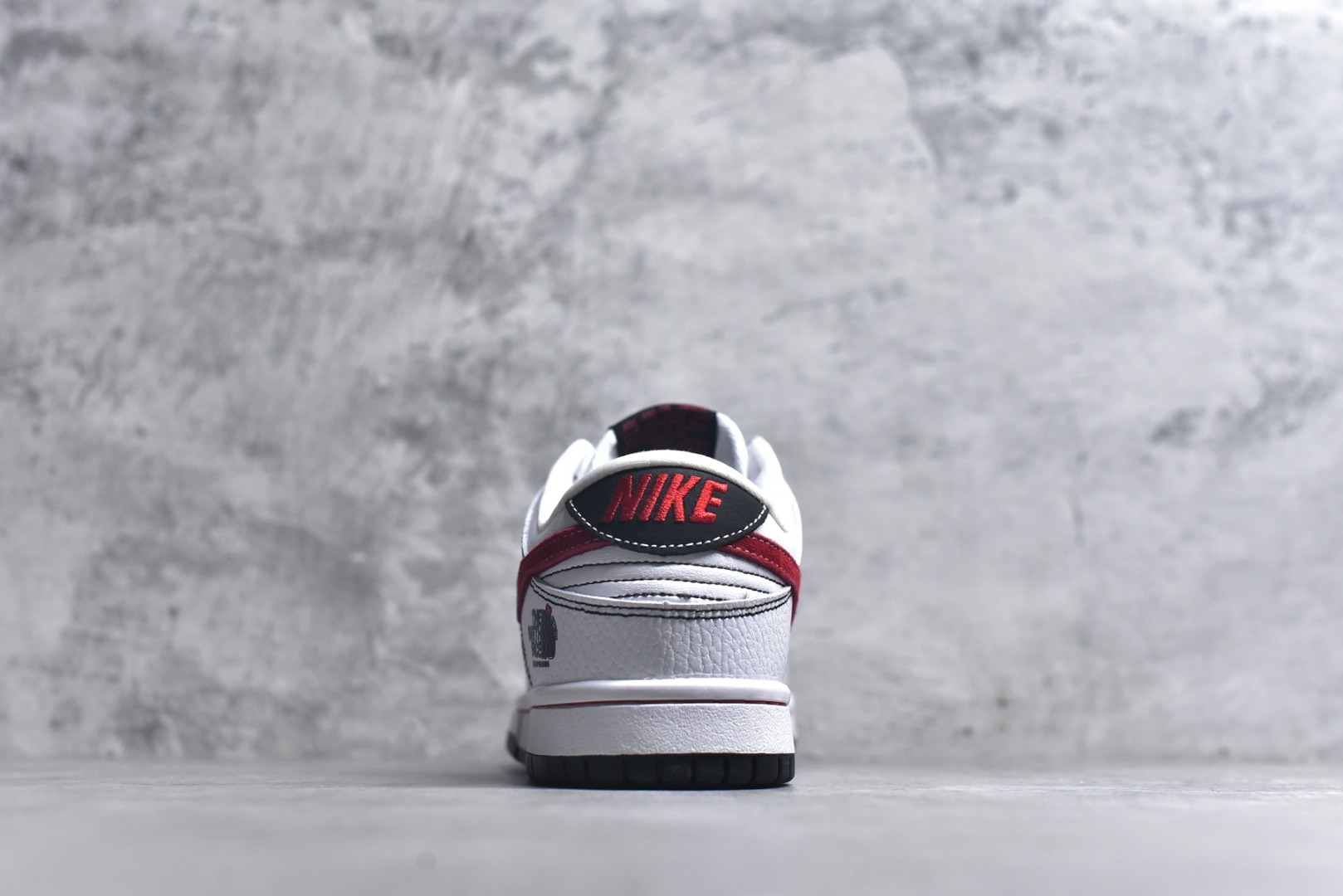 图片[5]-#Nike SB Dunk Low \”北面联名“——白红黑” 高端定制 低帮休闲板鞋 定制鞋盒 Ortholite鞋垫透气防臭 大厂纯原品质出货 超高清洁度 皮料切割干净无任何毛边 细节完美 货号：YF9511-910 尺码：36 36.5 37.5 38 38.5 39 40 40.5 41 42 42.5 43 44 44.5 45-选品中心