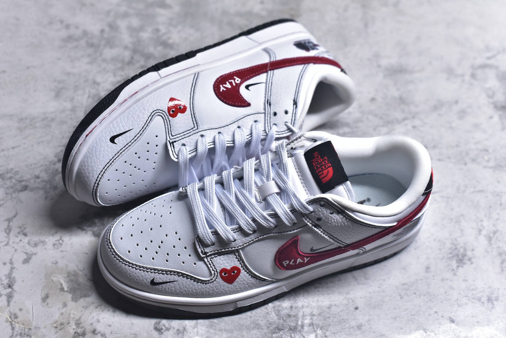 图片[7]-#Nike SB Dunk Low \”北面联名“——白红黑” 高端定制 低帮休闲板鞋 定制鞋盒 Ortholite鞋垫透气防臭 大厂纯原品质出货 超高清洁度 皮料切割干净无任何毛边 细节完美 货号：YF9511-910 尺码：36 36.5 37.5 38 38.5 39 40 40.5 41 42 42.5 43 44 44.5 45-选品中心