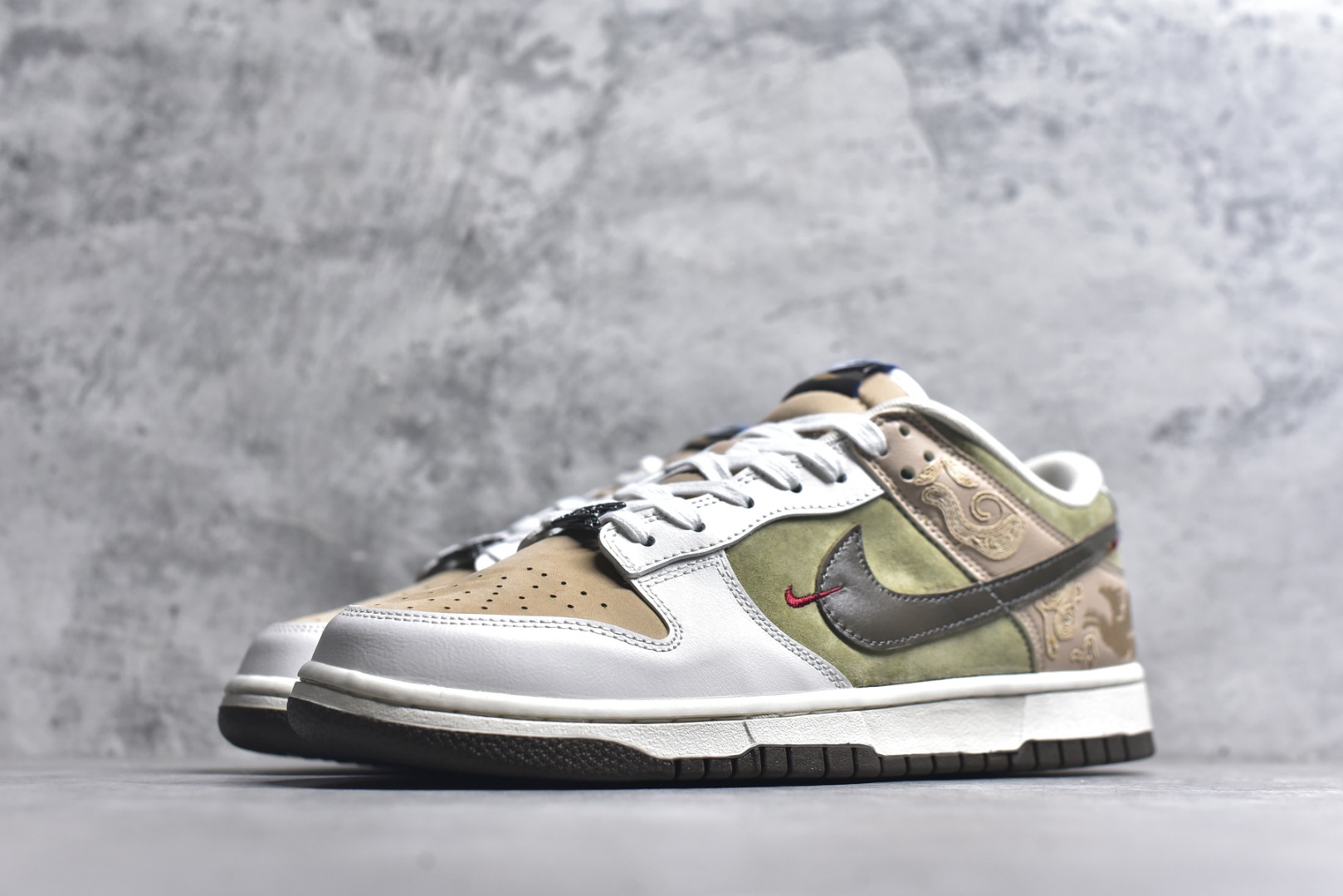 图片[2]-#市面唯一头层皮1：1版本！！ 市面唯一头层皮1：1版本！！ Nike SB Dunk Low“ 马年限定-头层皮” 周年高端定制 低帮休闲板鞋 定制鞋盒 大厂纯原品质出货 超高清洁度 皮料切割干净无任何毛边 细节完美 货号：IQ1118-220 尺码：36 36.5 37.5 38 38.5 39 40 40.5 41 42 42.5 43 44 44.5 45-选品中心