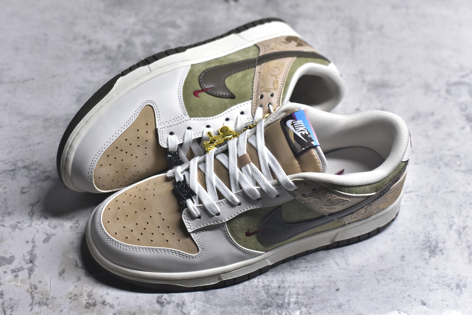 图片[7]-#市面唯一头层皮1：1版本！！ 市面唯一头层皮1：1版本！！ Nike SB Dunk Low“ 马年限定-头层皮” 周年高端定制 低帮休闲板鞋 定制鞋盒 大厂纯原品质出货 超高清洁度 皮料切割干净无任何毛边 细节完美 货号：IQ1118-220 尺码：36 36.5 37.5 38 38.5 39 40 40.5 41 42 42.5 43 44 44.5 45-选品中心