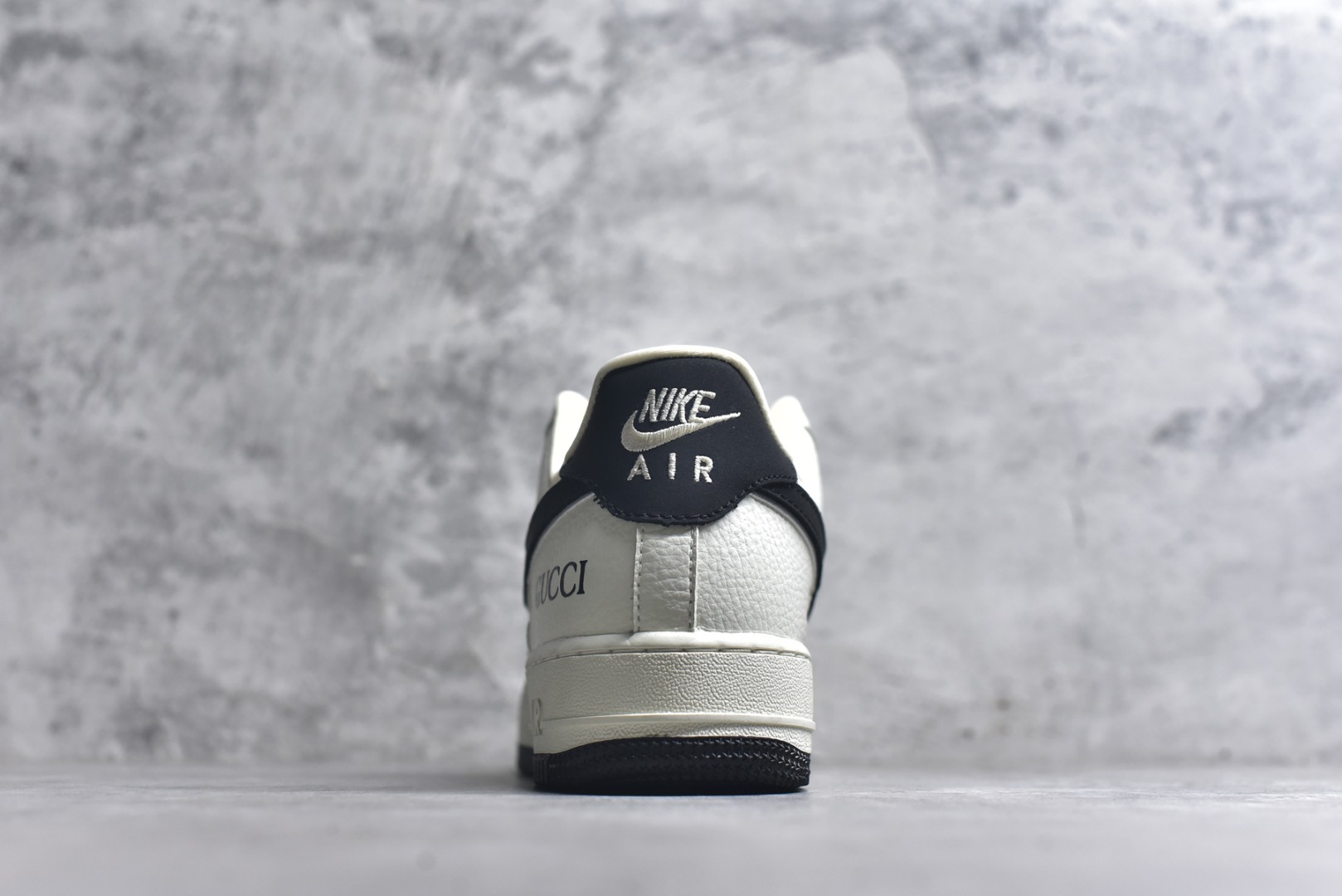 图片[5]-#海外限量发售！公司级NIke Air Force 1 \’07 Low GUCCI 联名–白灰黑空军一号低帮 运动鞋 休闲鞋 折边针车 防水帆布 工艺难度大 原楦头原纸板 高端定制鞋盒 原厂鞋底 超高清洁度 细节完美 货号：YF9511-808 尺码：36 36.5 37.5 38 38.5 39 40 40.5 41 42 42.5 43 44 44.5 45-选品中心