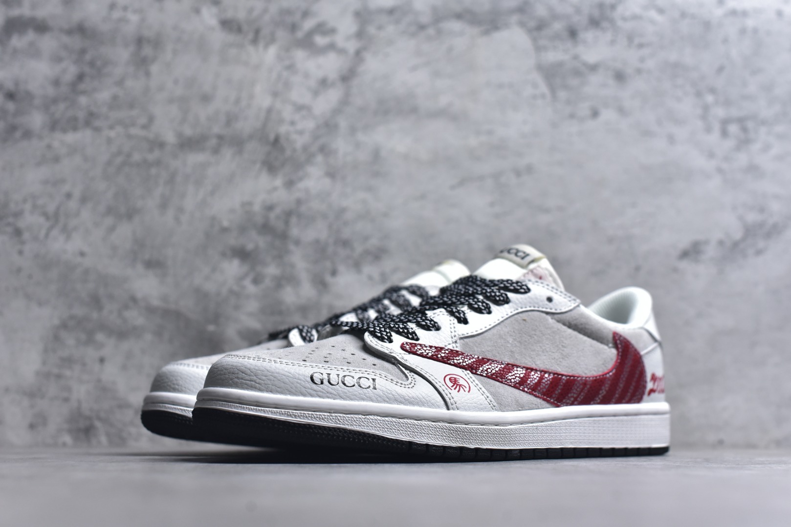 图片[2]-#马韵潮奢｜AJ1 Low x Gucci 马年限定款重磅来袭！当Air Jordan 1 Low的街头基因碰撞Gucci的奢雅底蕴，这双马年限定款以「马」为魂，将潮流与典藏价值揉碎重组！ 鞋身选用质感灰白磨砂皮打造基底，红色纹理Swoosh如烈马奔袭的焰影，鞋侧金属马形挂饰成为点睛之笔，把马年的祥瑞与力量具象化；Gucci标识与鞋身细节交织，DZ5899-044专属货号更是收藏级身份的烙印。黑白编织鞋带搭配金属环扣，每一处细节都透着奢牌联名的精工细作，将马的矫健与潮鞋的酷感完美融合。不管是马年穿搭造势，还是潮奢收藏进阶，这双AJ1 Low x Gucci马年限定都能让你成为街头与收藏圈的双料焦点，属于马年的潮流硬通货，入手即珍藏！ 尺码：36-45-选品中心
