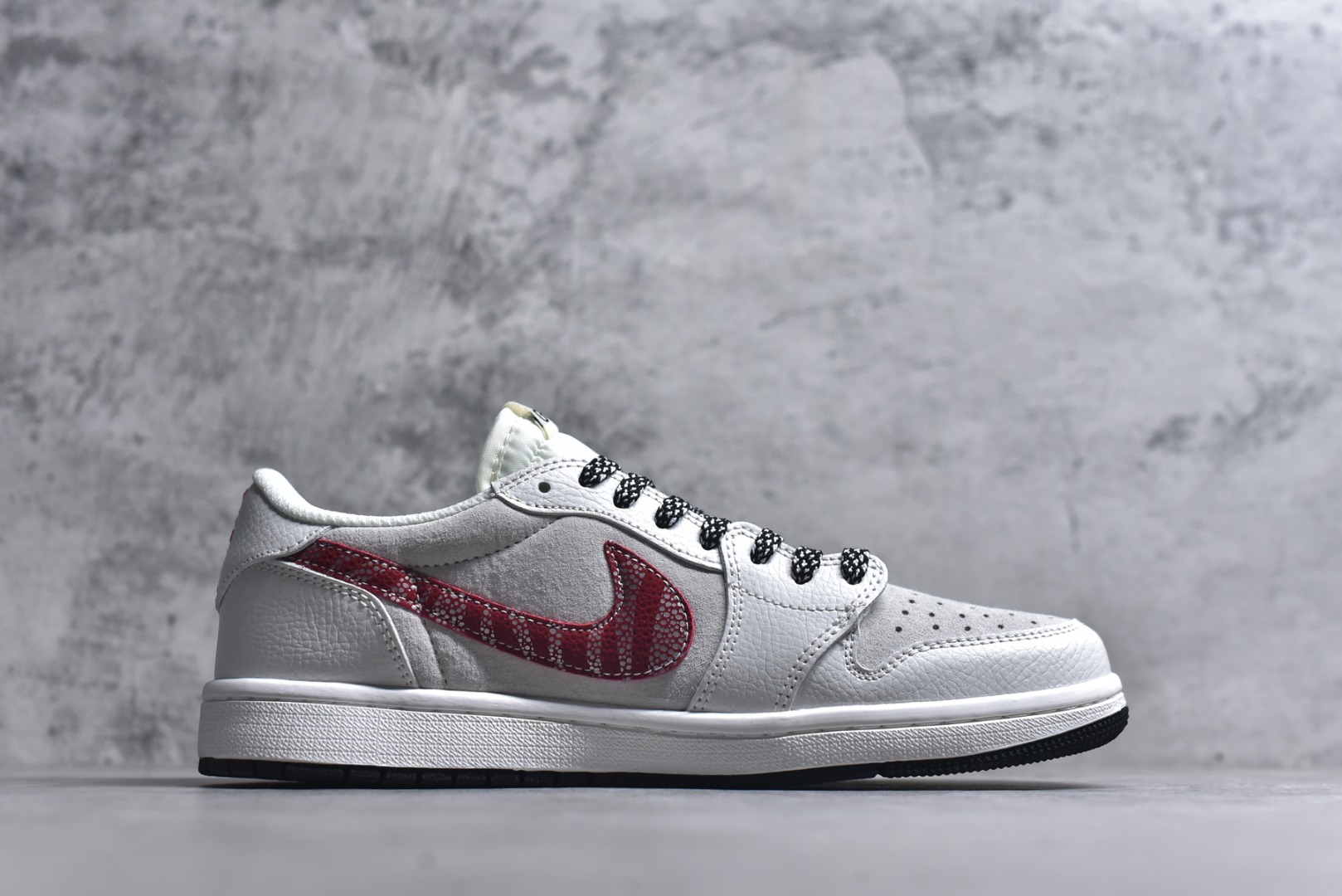 图片[3]-#马韵潮奢｜AJ1 Low x Gucci 马年限定款重磅来袭！当Air Jordan 1 Low的街头基因碰撞Gucci的奢雅底蕴，这双马年限定款以「马」为魂，将潮流与典藏价值揉碎重组！ 鞋身选用质感灰白磨砂皮打造基底，红色纹理Swoosh如烈马奔袭的焰影，鞋侧金属马形挂饰成为点睛之笔，把马年的祥瑞与力量具象化；Gucci标识与鞋身细节交织，DZ5899-044专属货号更是收藏级身份的烙印。黑白编织鞋带搭配金属环扣，每一处细节都透着奢牌联名的精工细作，将马的矫健与潮鞋的酷感完美融合。不管是马年穿搭造势，还是潮奢收藏进阶，这双AJ1 Low x Gucci马年限定都能让你成为街头与收藏圈的双料焦点，属于马年的潮流硬通货，入手即珍藏！ 尺码：36-45-选品中心