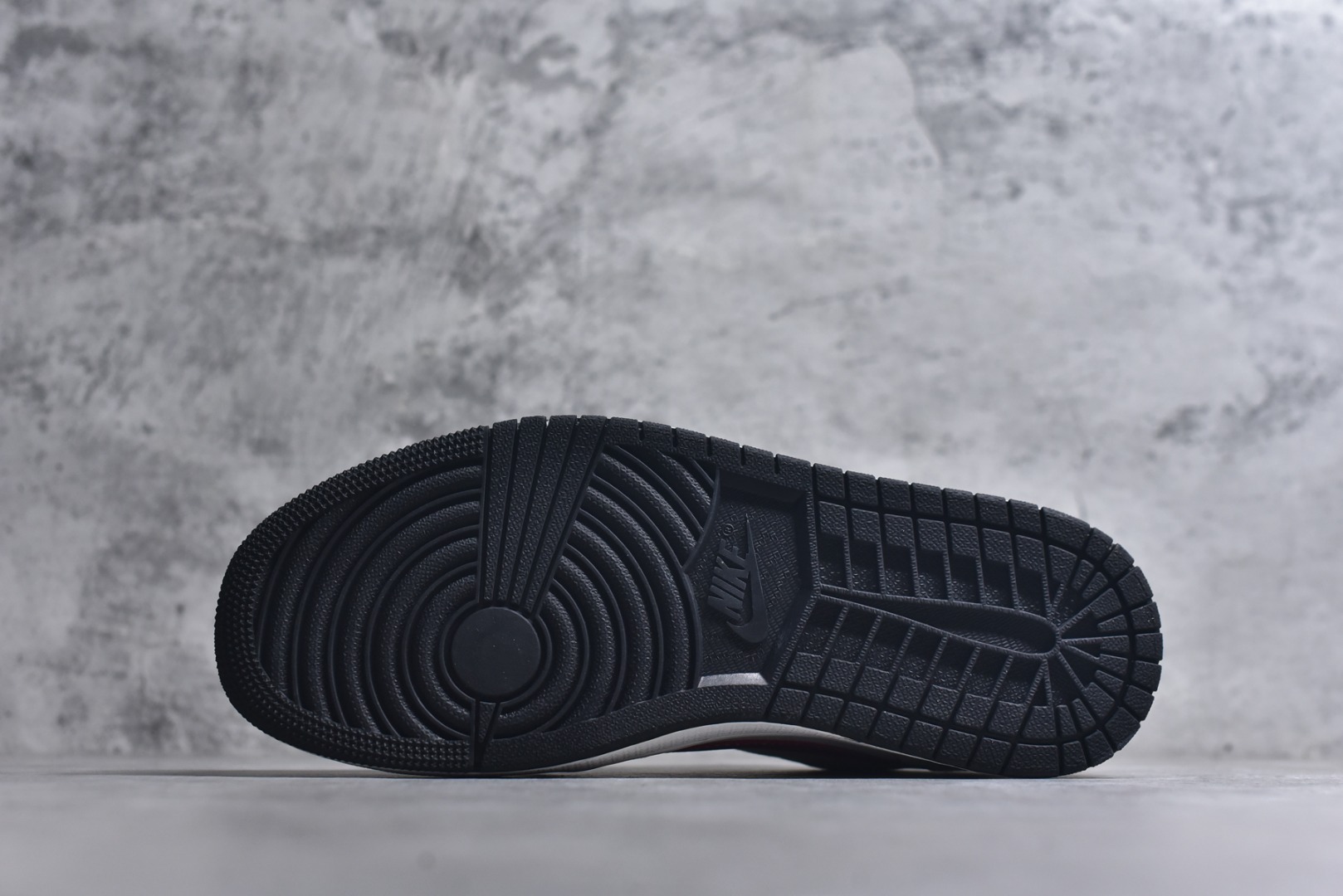 图片[6]-#马韵潮奢｜AJ1 Low x Gucci 马年限定款重磅来袭！当Air Jordan 1 Low的街头基因碰撞Gucci的奢雅底蕴，这双马年限定款以「马」为魂，将潮流与典藏价值揉碎重组！ 鞋身选用质感灰白磨砂皮打造基底，红色纹理Swoosh如烈马奔袭的焰影，鞋侧金属马形挂饰成为点睛之笔，把马年的祥瑞与力量具象化；Gucci标识与鞋身细节交织，DZ5899-044专属货号更是收藏级身份的烙印。黑白编织鞋带搭配金属环扣，每一处细节都透着奢牌联名的精工细作，将马的矫健与潮鞋的酷感完美融合。不管是马年穿搭造势，还是潮奢收藏进阶，这双AJ1 Low x Gucci马年限定都能让你成为街头与收藏圈的双料焦点，属于马年的潮流硬通货，入手即珍藏！ 尺码：36-45-选品中心