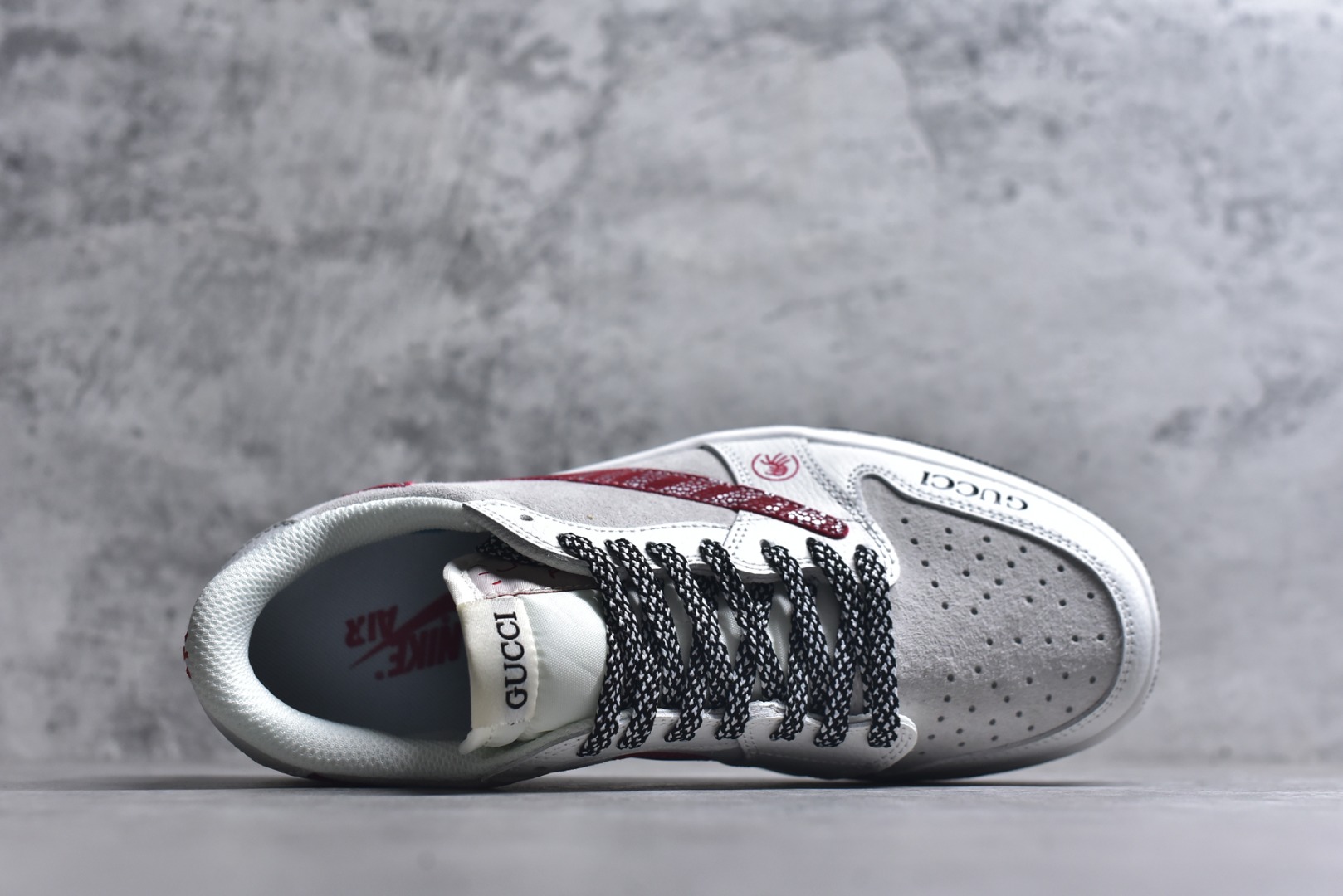 图片[4]-#马韵潮奢｜AJ1 Low x Gucci 马年限定款重磅来袭！当Air Jordan 1 Low的街头基因碰撞Gucci的奢雅底蕴，这双马年限定款以「马」为魂，将潮流与典藏价值揉碎重组！ 鞋身选用质感灰白磨砂皮打造基底，红色纹理Swoosh如烈马奔袭的焰影，鞋侧金属马形挂饰成为点睛之笔，把马年的祥瑞与力量具象化；Gucci标识与鞋身细节交织，DZ5899-044专属货号更是收藏级身份的烙印。黑白编织鞋带搭配金属环扣，每一处细节都透着奢牌联名的精工细作，将马的矫健与潮鞋的酷感完美融合。不管是马年穿搭造势，还是潮奢收藏进阶，这双AJ1 Low x Gucci马年限定都能让你成为街头与收藏圈的双料焦点，属于马年的潮流硬通货，入手即珍藏！ 尺码：36-45-选品中心