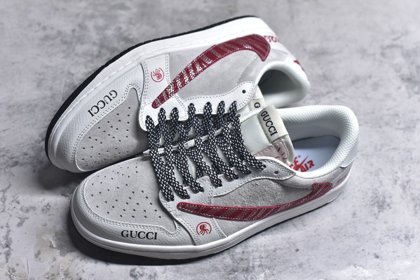 图片[7]-#马韵潮奢｜AJ1 Low x Gucci 马年限定款重磅来袭！当Air Jordan 1 Low的街头基因碰撞Gucci的奢雅底蕴，这双马年限定款以「马」为魂，将潮流与典藏价值揉碎重组！ 鞋身选用质感灰白磨砂皮打造基底，红色纹理Swoosh如烈马奔袭的焰影，鞋侧金属马形挂饰成为点睛之笔，把马年的祥瑞与力量具象化；Gucci标识与鞋身细节交织，DZ5899-044专属货号更是收藏级身份的烙印。黑白编织鞋带搭配金属环扣，每一处细节都透着奢牌联名的精工细作，将马的矫健与潮鞋的酷感完美融合。不管是马年穿搭造势，还是潮奢收藏进阶，这双AJ1 Low x Gucci马年限定都能让你成为街头与收藏圈的双料焦点，属于马年的潮流硬通货，入手即珍藏！ 尺码：36-45-选品中心