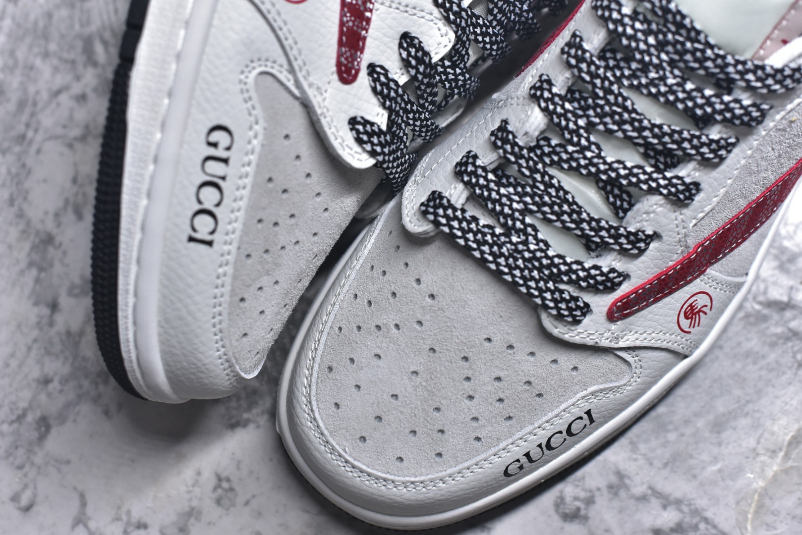 图片[8]-#马韵潮奢｜AJ1 Low x Gucci 马年限定款重磅来袭！当Air Jordan 1 Low的街头基因碰撞Gucci的奢雅底蕴，这双马年限定款以「马」为魂，将潮流与典藏价值揉碎重组！ 鞋身选用质感灰白磨砂皮打造基底，红色纹理Swoosh如烈马奔袭的焰影，鞋侧金属马形挂饰成为点睛之笔，把马年的祥瑞与力量具象化；Gucci标识与鞋身细节交织，DZ5899-044专属货号更是收藏级身份的烙印。黑白编织鞋带搭配金属环扣，每一处细节都透着奢牌联名的精工细作，将马的矫健与潮鞋的酷感完美融合。不管是马年穿搭造势，还是潮奢收藏进阶，这双AJ1 Low x Gucci马年限定都能让你成为街头与收藏圈的双料焦点，属于马年的潮流硬通货，入手即珍藏！ 尺码：36-45-选品中心