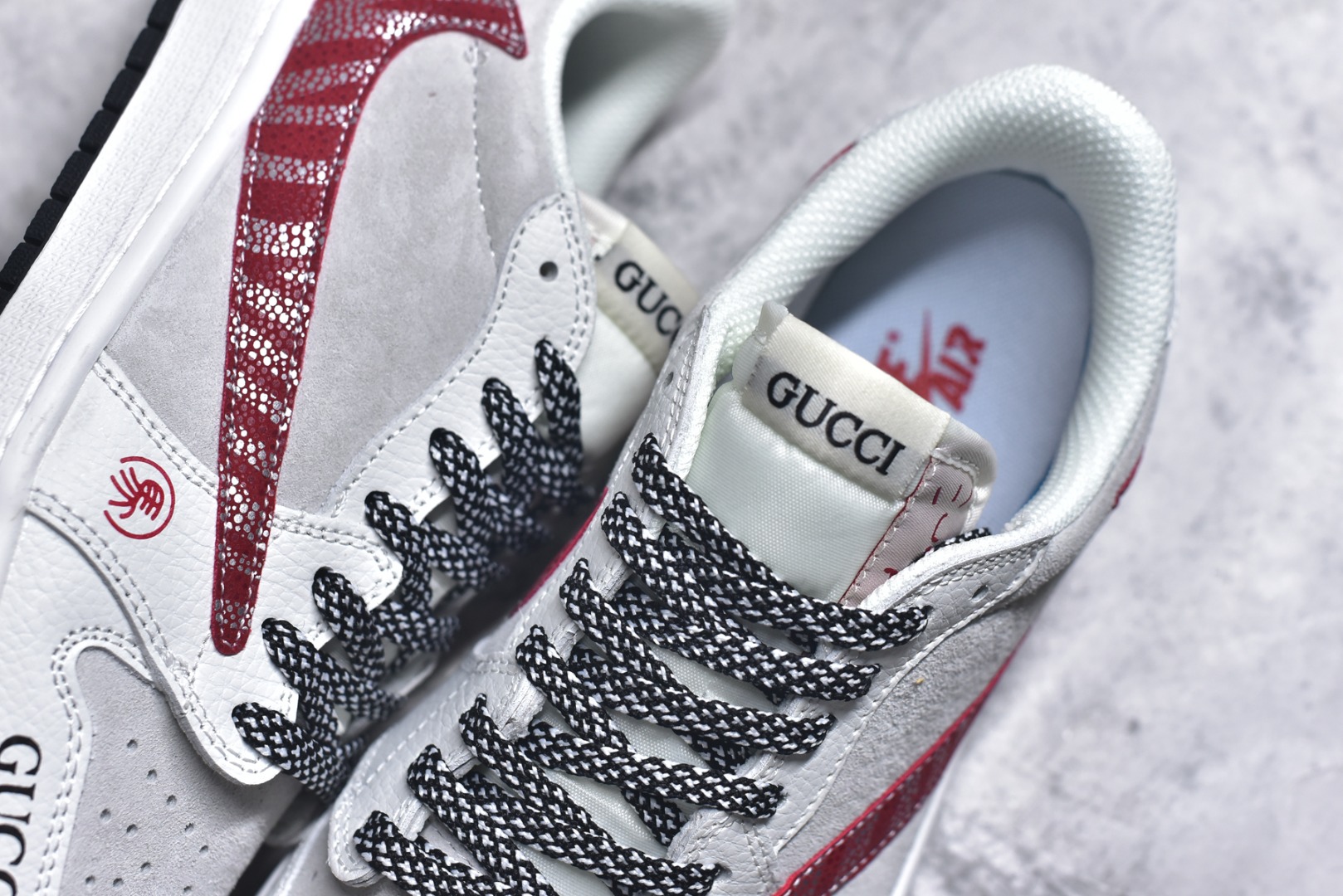 图片[9]-#马韵潮奢｜AJ1 Low x Gucci 马年限定款重磅来袭！当Air Jordan 1 Low的街头基因碰撞Gucci的奢雅底蕴，这双马年限定款以「马」为魂，将潮流与典藏价值揉碎重组！ 鞋身选用质感灰白磨砂皮打造基底，红色纹理Swoosh如烈马奔袭的焰影，鞋侧金属马形挂饰成为点睛之笔，把马年的祥瑞与力量具象化；Gucci标识与鞋身细节交织，DZ5899-044专属货号更是收藏级身份的烙印。黑白编织鞋带搭配金属环扣，每一处细节都透着奢牌联名的精工细作，将马的矫健与潮鞋的酷感完美融合。不管是马年穿搭造势，还是潮奢收藏进阶，这双AJ1 Low x Gucci马年限定都能让你成为街头与收藏圈的双料焦点，属于马年的潮流硬通货，入手即珍藏！ 尺码：36-45-选品中心