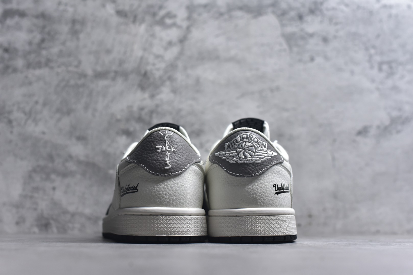 图片[5]-#海外爆款限量发售！Nike Jordan Air Jordan倒勾 “ UN联名——米黑灰拼接” 高端定制 低帮 复古 减震 防滑 耐磨 篮球鞋 定制鞋盒 大厂纯原品质出货 超高清洁度 皮料切割干净无任何毛边 细节完美 货号：JW1188-169 尺码：36 36.5 37.5 38 38.5 39 40 40.5 41 42 42.5 43 44 44.5 45-选品中心