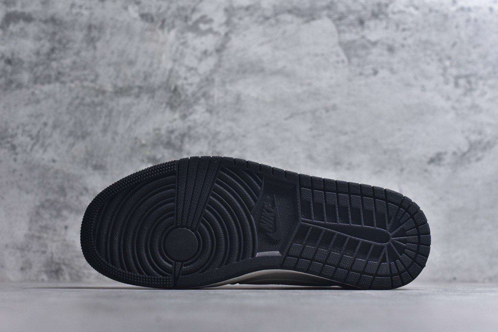 图片[6]-#海外爆款限量发售！Nike Jordan Air Jordan倒勾 “ UN联名——米黑灰拼接” 高端定制 低帮 复古 减震 防滑 耐磨 篮球鞋 定制鞋盒 大厂纯原品质出货 超高清洁度 皮料切割干净无任何毛边 细节完美 货号：JW1188-169 尺码：36 36.5 37.5 38 38.5 39 40 40.5 41 42 42.5 43 44 44.5 45-选品中心