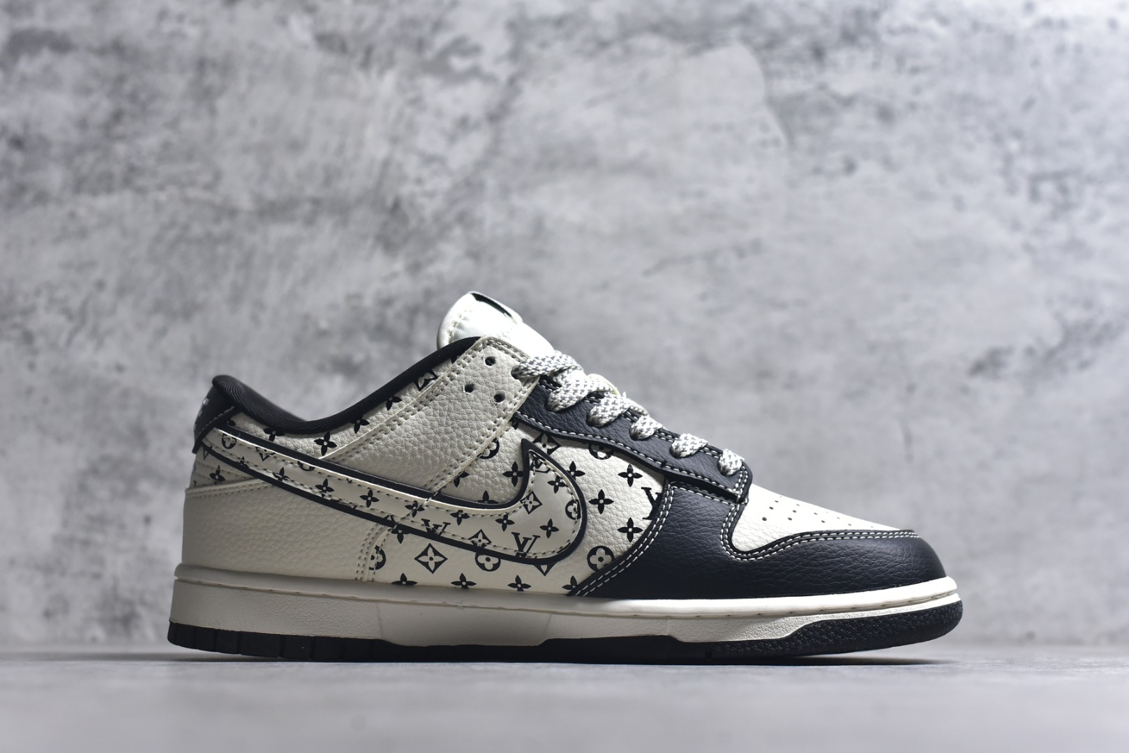 图片[3]-#海外爆款限量发售！Nike SB Dunk Low“ LV联名—米黑印花” 周年高端定制 低帮休闲板鞋 定制鞋盒 大厂纯原品质出货 超高清洁度 皮料切割干净无任何毛边 细节完美 货号：MN1688-101 尺码：36 36.5 37.5 38 38.5 39 40 40.5 41 42 42.5 43 44 44.5 45-选品中心