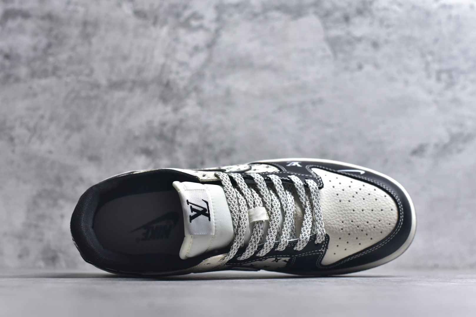 图片[4]-#海外爆款限量发售！Nike SB Dunk Low“ LV联名—米黑印花” 周年高端定制 低帮休闲板鞋 定制鞋盒 大厂纯原品质出货 超高清洁度 皮料切割干净无任何毛边 细节完美 货号：MN1688-101 尺码：36 36.5 37.5 38 38.5 39 40 40.5 41 42 42.5 43 44 44.5 45-选品中心