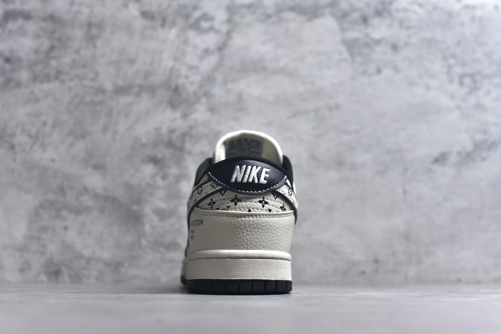 图片[5]-#海外爆款限量发售！Nike SB Dunk Low“ LV联名—米黑印花” 周年高端定制 低帮休闲板鞋 定制鞋盒 大厂纯原品质出货 超高清洁度 皮料切割干净无任何毛边 细节完美 货号：MN1688-101 尺码：36 36.5 37.5 38 38.5 39 40 40.5 41 42 42.5 43 44 44.5 45-选品中心
