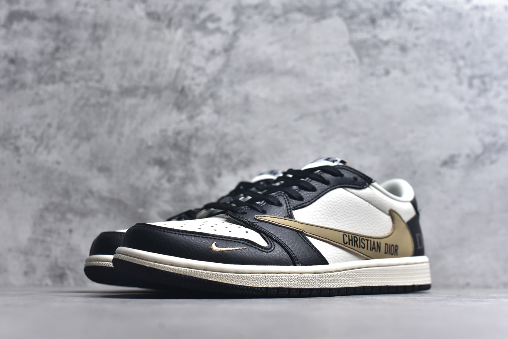 图片[2]-#海外爆款限量发售！ Travis Scott x Jordan 1 Low “迪奥联名——米黑卡其棕” 高端定制 乔丹倒勾低帮休闲板鞋 大厂纯原品质出货 纯正版型 定制鞋盒 皮料切割干净无任何毛边 细节完美 超高清洁度 货号：DD7866-100 尺码：36 36.5 37.5 38 38.5 39 40 40.5 41 42 42.5 43 44 44.5 45-选品中心