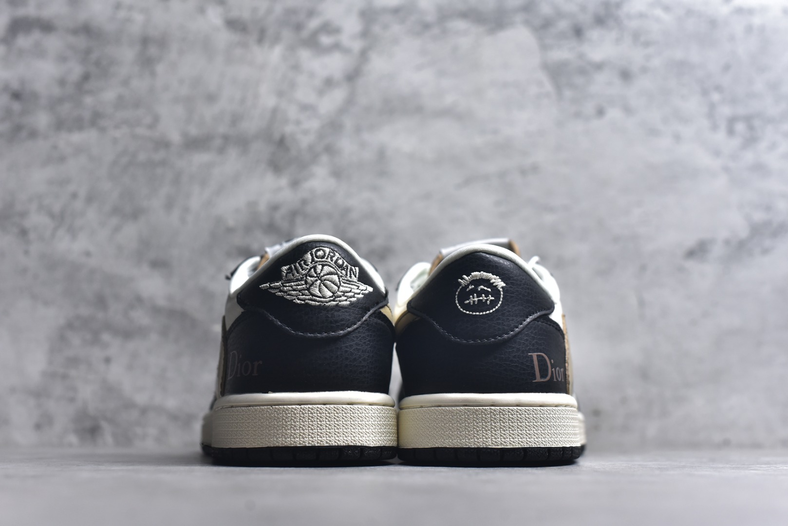 图片[5]-#海外爆款限量发售！ Travis Scott x Jordan 1 Low “迪奥联名——米黑卡其棕” 高端定制 乔丹倒勾低帮休闲板鞋 大厂纯原品质出货 纯正版型 定制鞋盒 皮料切割干净无任何毛边 细节完美 超高清洁度 货号：DD7866-100 尺码：36 36.5 37.5 38 38.5 39 40 40.5 41 42 42.5 43 44 44.5 45-选品中心