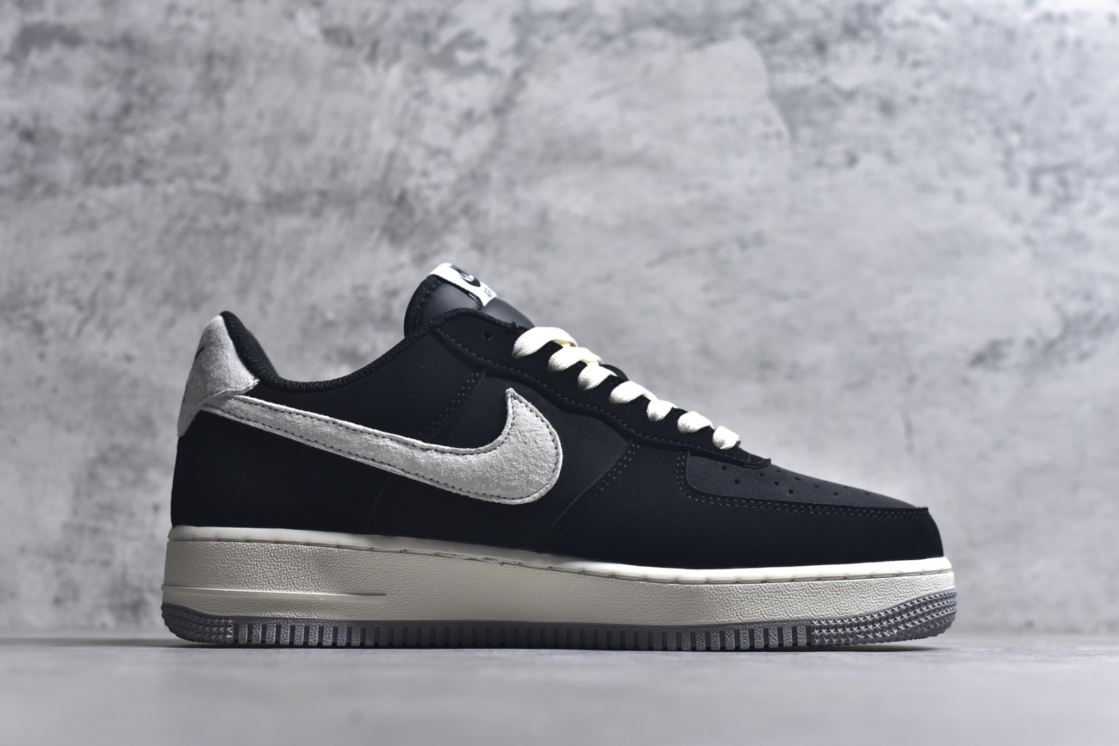 图片[3]-#海外限量发售！公司级NIke Air Force 1 \’07 Low 墨黑灰白 空军一号低帮 运动鞋 休闲鞋 折边针车 工艺难度大 原楦头原纸板 高端定制鞋盒 原厂鞋底 超高清洁度 细节完美 货号：FQ3544-001 尺码：36 36.5 37.5 38 38.5 39 40 40.5 41 42 42.5 43 44 44.5 45-选品中心
