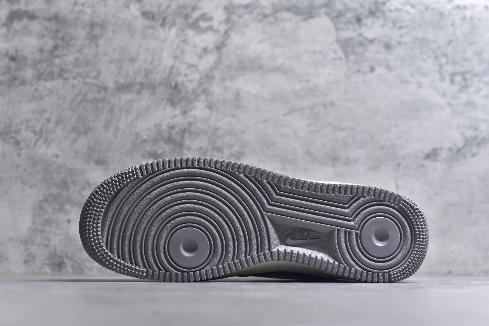 图片[6]-#海外限量发售！公司级NIke Air Force 1 \’07 Low 墨黑灰白 空军一号低帮 运动鞋 休闲鞋 折边针车 工艺难度大 原楦头原纸板 高端定制鞋盒 原厂鞋底 超高清洁度 细节完美 货号：FQ3544-001 尺码：36 36.5 37.5 38 38.5 39 40 40.5 41 42 42.5 43 44 44.5 45-选品中心