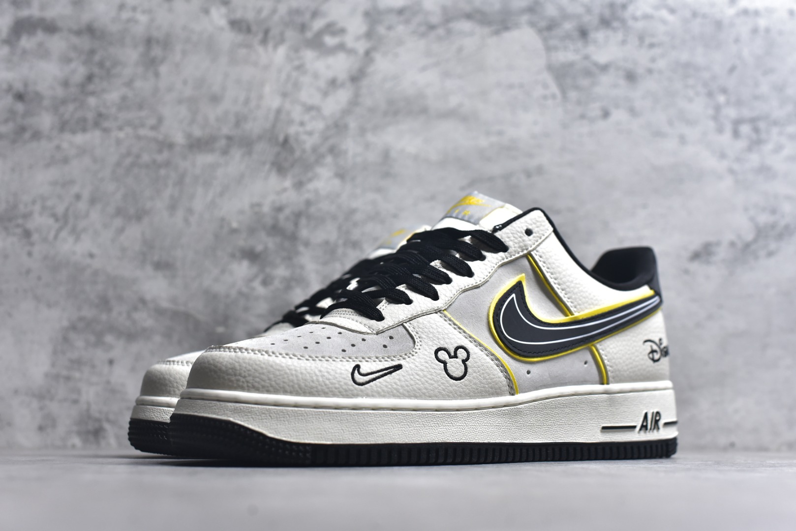 图片[2]-#童趣奢潮碰撞！AF1 Low x Disney 联名款唤醒童年DNA 当Nike Air Force 1 Low的经典街头骨架遇上迪士尼的童话基因，这双SY1388-021联名款直接把「潮玩童趣」焊在了鞋面上！ 鞋身以奶白荔枝纹皮革搭配浅灰磨砂皮打造基底，黑黄撞色的Swoosh线条利落又俏皮，黄色包边如漫画描边般勾勒出灵动质感。鞋头的米奇轮廓简笔画、鞋侧的Disney手写体标识，将迪士尼的经典元素以手绘风呈现，细节处满是童真巧思；黑白撞色鞋带搭配经典AF1中底的「AIR」标识，保留了空军一号的街头底蕴，让童趣与潮流实现完美平衡。 作为AF1与迪士尼的跨界联名，这双鞋既延续了Air Force 1 Low的百搭属性，又凭借迪士尼的IP加持成为吸睛利器。不管是日常出街打造甜酷造型，还是作为迪士尼粉丝的收藏款，这双AF1 Low x Disney联名款都能让你在潮流圈玩转出独特的童趣风格，属于大人的童话潮鞋，入手即解锁双倍快乐！ 尺码：36-45-选品中心