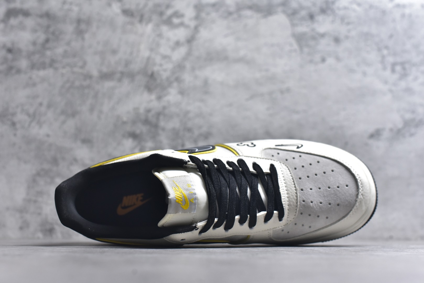 图片[4]-#童趣奢潮碰撞！AF1 Low x Disney 联名款唤醒童年DNA 当Nike Air Force 1 Low的经典街头骨架遇上迪士尼的童话基因，这双SY1388-021联名款直接把「潮玩童趣」焊在了鞋面上！ 鞋身以奶白荔枝纹皮革搭配浅灰磨砂皮打造基底，黑黄撞色的Swoosh线条利落又俏皮，黄色包边如漫画描边般勾勒出灵动质感。鞋头的米奇轮廓简笔画、鞋侧的Disney手写体标识，将迪士尼的经典元素以手绘风呈现，细节处满是童真巧思；黑白撞色鞋带搭配经典AF1中底的「AIR」标识，保留了空军一号的街头底蕴，让童趣与潮流实现完美平衡。 作为AF1与迪士尼的跨界联名，这双鞋既延续了Air Force 1 Low的百搭属性，又凭借迪士尼的IP加持成为吸睛利器。不管是日常出街打造甜酷造型，还是作为迪士尼粉丝的收藏款，这双AF1 Low x Disney联名款都能让你在潮流圈玩转出独特的童趣风格，属于大人的童话潮鞋，入手即解锁双倍快乐！ 尺码：36-45-选品中心