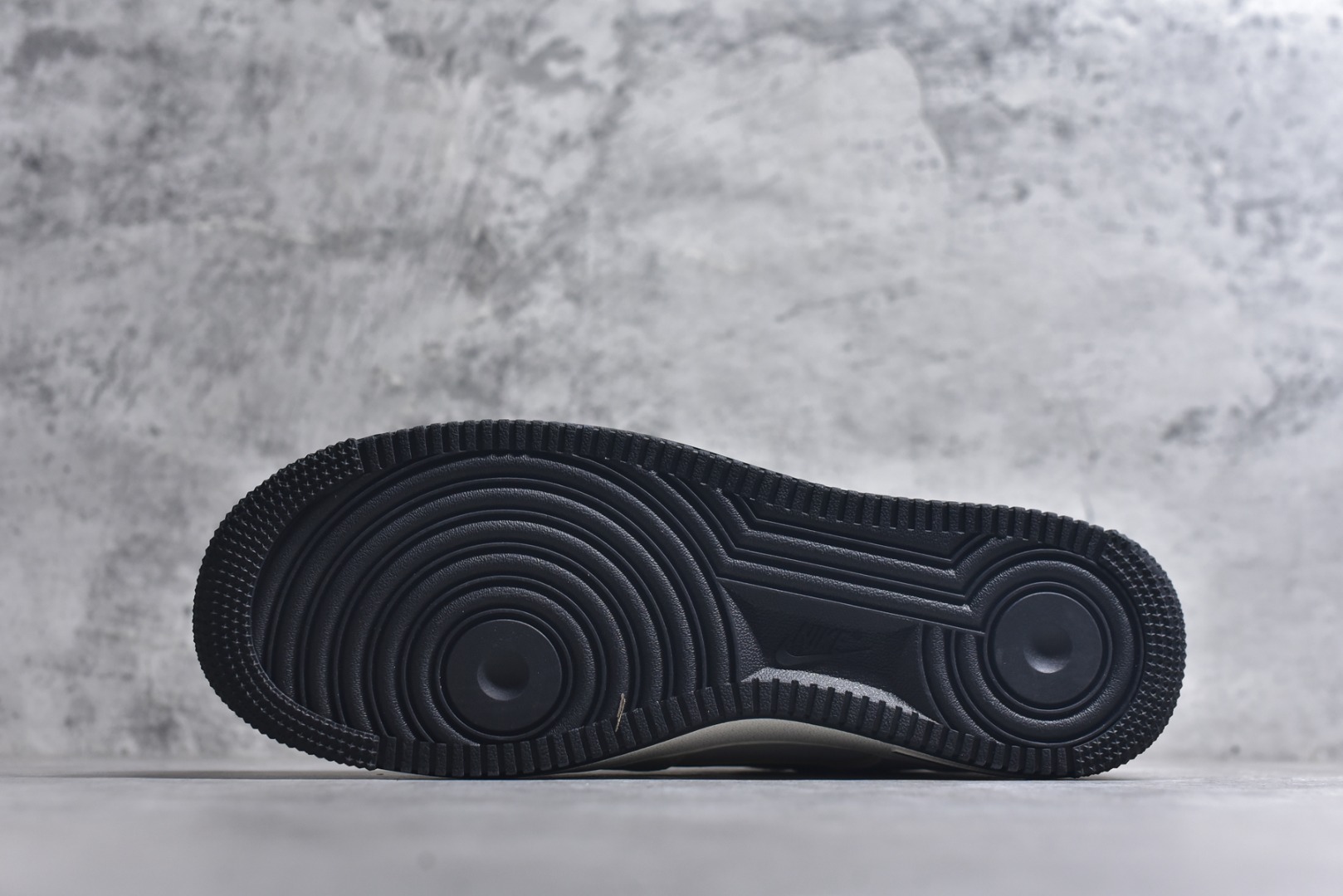 图片[6]-#童趣奢潮碰撞！AF1 Low x Disney 联名款唤醒童年DNA 当Nike Air Force 1 Low的经典街头骨架遇上迪士尼的童话基因，这双SY1388-021联名款直接把「潮玩童趣」焊在了鞋面上！ 鞋身以奶白荔枝纹皮革搭配浅灰磨砂皮打造基底，黑黄撞色的Swoosh线条利落又俏皮，黄色包边如漫画描边般勾勒出灵动质感。鞋头的米奇轮廓简笔画、鞋侧的Disney手写体标识，将迪士尼的经典元素以手绘风呈现，细节处满是童真巧思；黑白撞色鞋带搭配经典AF1中底的「AIR」标识，保留了空军一号的街头底蕴，让童趣与潮流实现完美平衡。 作为AF1与迪士尼的跨界联名，这双鞋既延续了Air Force 1 Low的百搭属性，又凭借迪士尼的IP加持成为吸睛利器。不管是日常出街打造甜酷造型，还是作为迪士尼粉丝的收藏款，这双AF1 Low x Disney联名款都能让你在潮流圈玩转出独特的童趣风格，属于大人的童话潮鞋，入手即解锁双倍快乐！ 尺码：36-45-选品中心