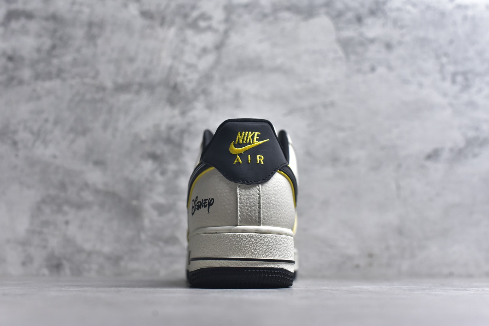 图片[5]-#童趣奢潮碰撞！AF1 Low x Disney 联名款唤醒童年DNA 当Nike Air Force 1 Low的经典街头骨架遇上迪士尼的童话基因，这双SY1388-021联名款直接把「潮玩童趣」焊在了鞋面上！ 鞋身以奶白荔枝纹皮革搭配浅灰磨砂皮打造基底，黑黄撞色的Swoosh线条利落又俏皮，黄色包边如漫画描边般勾勒出灵动质感。鞋头的米奇轮廓简笔画、鞋侧的Disney手写体标识，将迪士尼的经典元素以手绘风呈现，细节处满是童真巧思；黑白撞色鞋带搭配经典AF1中底的「AIR」标识，保留了空军一号的街头底蕴，让童趣与潮流实现完美平衡。 作为AF1与迪士尼的跨界联名，这双鞋既延续了Air Force 1 Low的百搭属性，又凭借迪士尼的IP加持成为吸睛利器。不管是日常出街打造甜酷造型，还是作为迪士尼粉丝的收藏款，这双AF1 Low x Disney联名款都能让你在潮流圈玩转出独特的童趣风格，属于大人的童话潮鞋，入手即解锁双倍快乐！ 尺码：36-45-选品中心