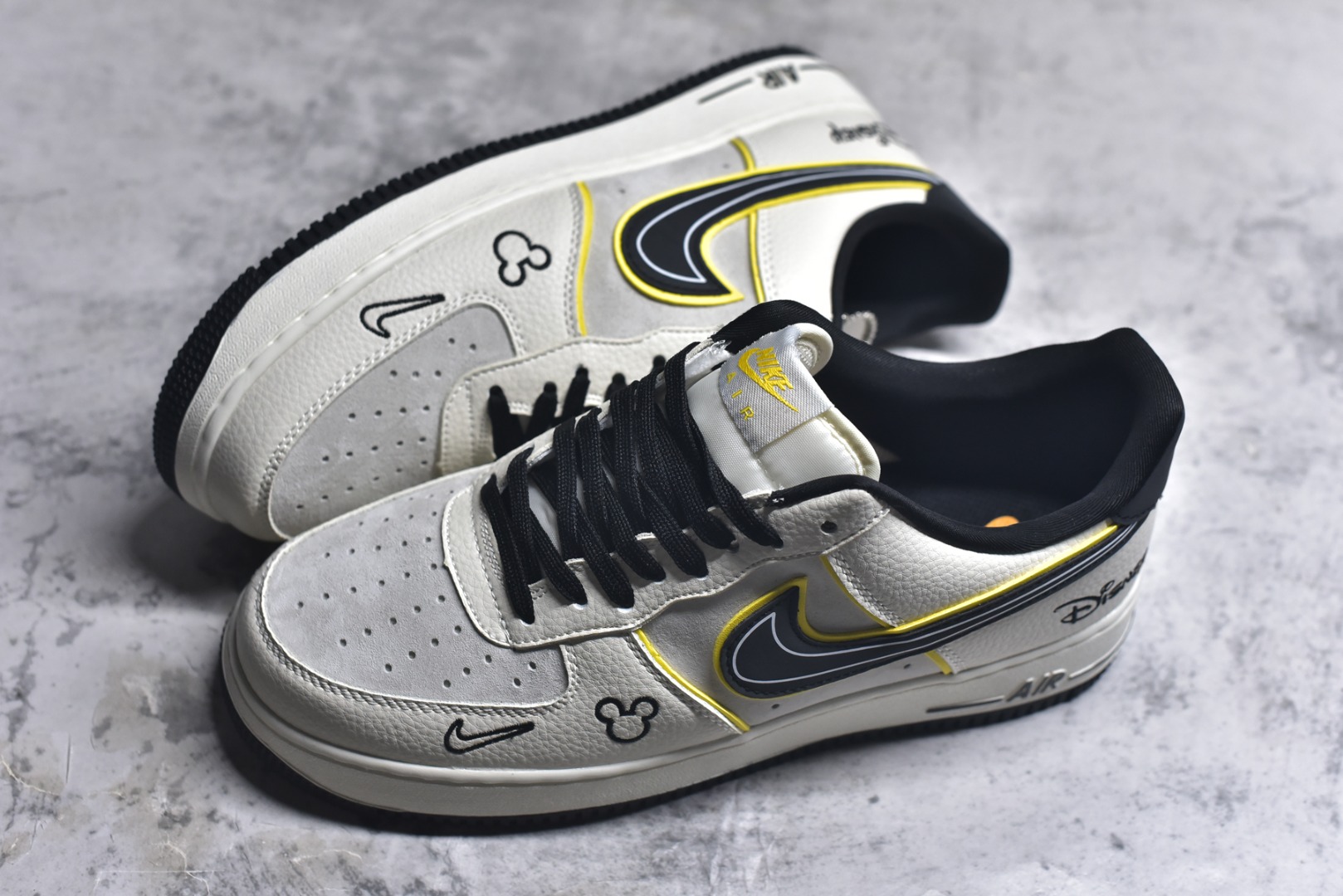 图片[7]-#童趣奢潮碰撞！AF1 Low x Disney 联名款唤醒童年DNA 当Nike Air Force 1 Low的经典街头骨架遇上迪士尼的童话基因，这双SY1388-021联名款直接把「潮玩童趣」焊在了鞋面上！ 鞋身以奶白荔枝纹皮革搭配浅灰磨砂皮打造基底，黑黄撞色的Swoosh线条利落又俏皮，黄色包边如漫画描边般勾勒出灵动质感。鞋头的米奇轮廓简笔画、鞋侧的Disney手写体标识，将迪士尼的经典元素以手绘风呈现，细节处满是童真巧思；黑白撞色鞋带搭配经典AF1中底的「AIR」标识，保留了空军一号的街头底蕴，让童趣与潮流实现完美平衡。 作为AF1与迪士尼的跨界联名，这双鞋既延续了Air Force 1 Low的百搭属性，又凭借迪士尼的IP加持成为吸睛利器。不管是日常出街打造甜酷造型，还是作为迪士尼粉丝的收藏款，这双AF1 Low x Disney联名款都能让你在潮流圈玩转出独特的童趣风格，属于大人的童话潮鞋，入手即解锁双倍快乐！ 尺码：36-45-选品中心