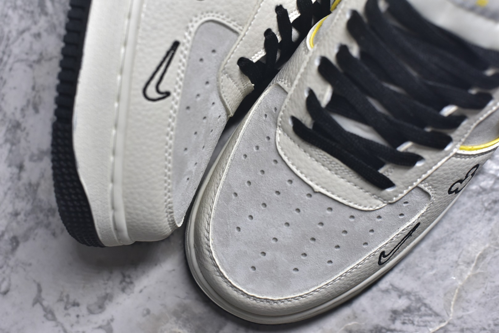 图片[8]-#童趣奢潮碰撞！AF1 Low x Disney 联名款唤醒童年DNA 当Nike Air Force 1 Low的经典街头骨架遇上迪士尼的童话基因，这双SY1388-021联名款直接把「潮玩童趣」焊在了鞋面上！ 鞋身以奶白荔枝纹皮革搭配浅灰磨砂皮打造基底，黑黄撞色的Swoosh线条利落又俏皮，黄色包边如漫画描边般勾勒出灵动质感。鞋头的米奇轮廓简笔画、鞋侧的Disney手写体标识，将迪士尼的经典元素以手绘风呈现，细节处满是童真巧思；黑白撞色鞋带搭配经典AF1中底的「AIR」标识，保留了空军一号的街头底蕴，让童趣与潮流实现完美平衡。 作为AF1与迪士尼的跨界联名，这双鞋既延续了Air Force 1 Low的百搭属性，又凭借迪士尼的IP加持成为吸睛利器。不管是日常出街打造甜酷造型，还是作为迪士尼粉丝的收藏款，这双AF1 Low x Disney联名款都能让你在潮流圈玩转出独特的童趣风格，属于大人的童话潮鞋，入手即解锁双倍快乐！ 尺码：36-45-选品中心