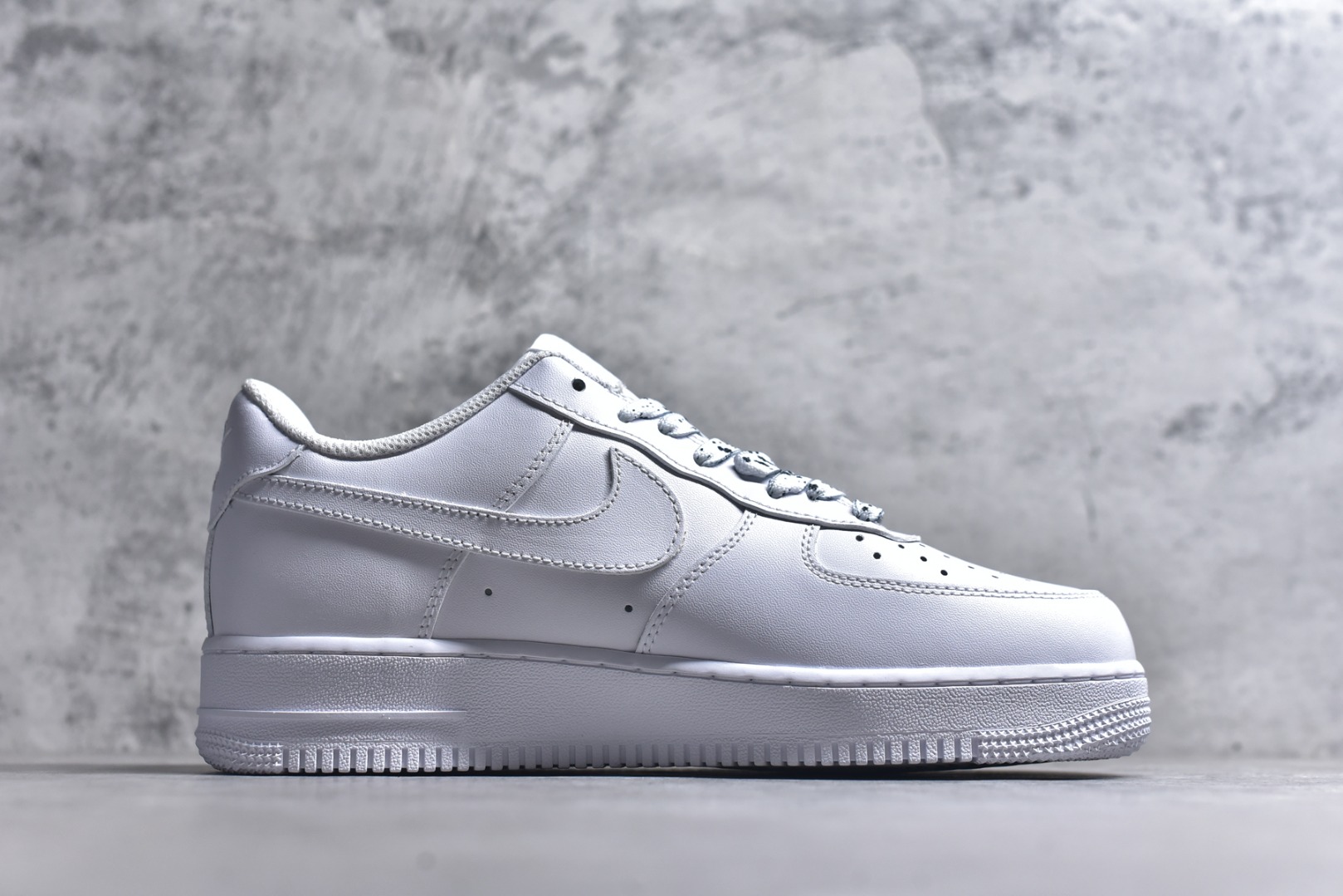 图片[3]-#Kaws x Nk Air Force 1\’07 Low 小熊联名配色 空军一号低帮休闲板鞋 CW2288-111 #定制皮料 原厂3D打印 定制鞋盒 原楦原纸板 纯正空军版型 内置全掌气垫 尺码：36 36.5 37.5 38 38.5 39 40 40.5 41 42 42.5 43 44 44.5 45 9.D4-选品中心