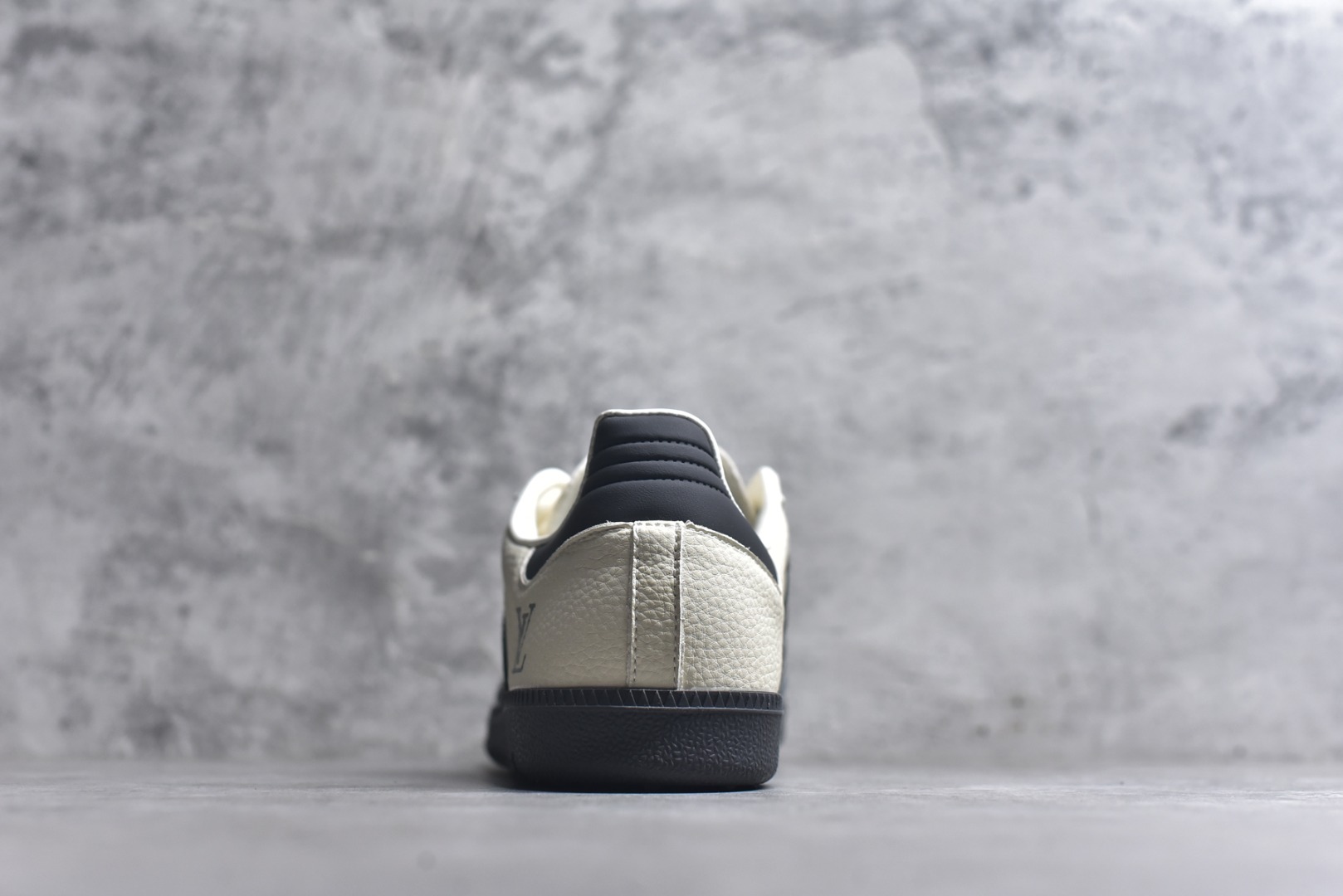 图片[5]-#独家实拍✨ Adidas SAMBA OG 德训鞋 LV联名款 高端定制桑巴系列 大厂纯原品质出货 超高清洁度 细节完美 舒适百搭 低帮休闲板鞋 男女同款 货号：XR0001 尺码：36-45（半）-选品中心