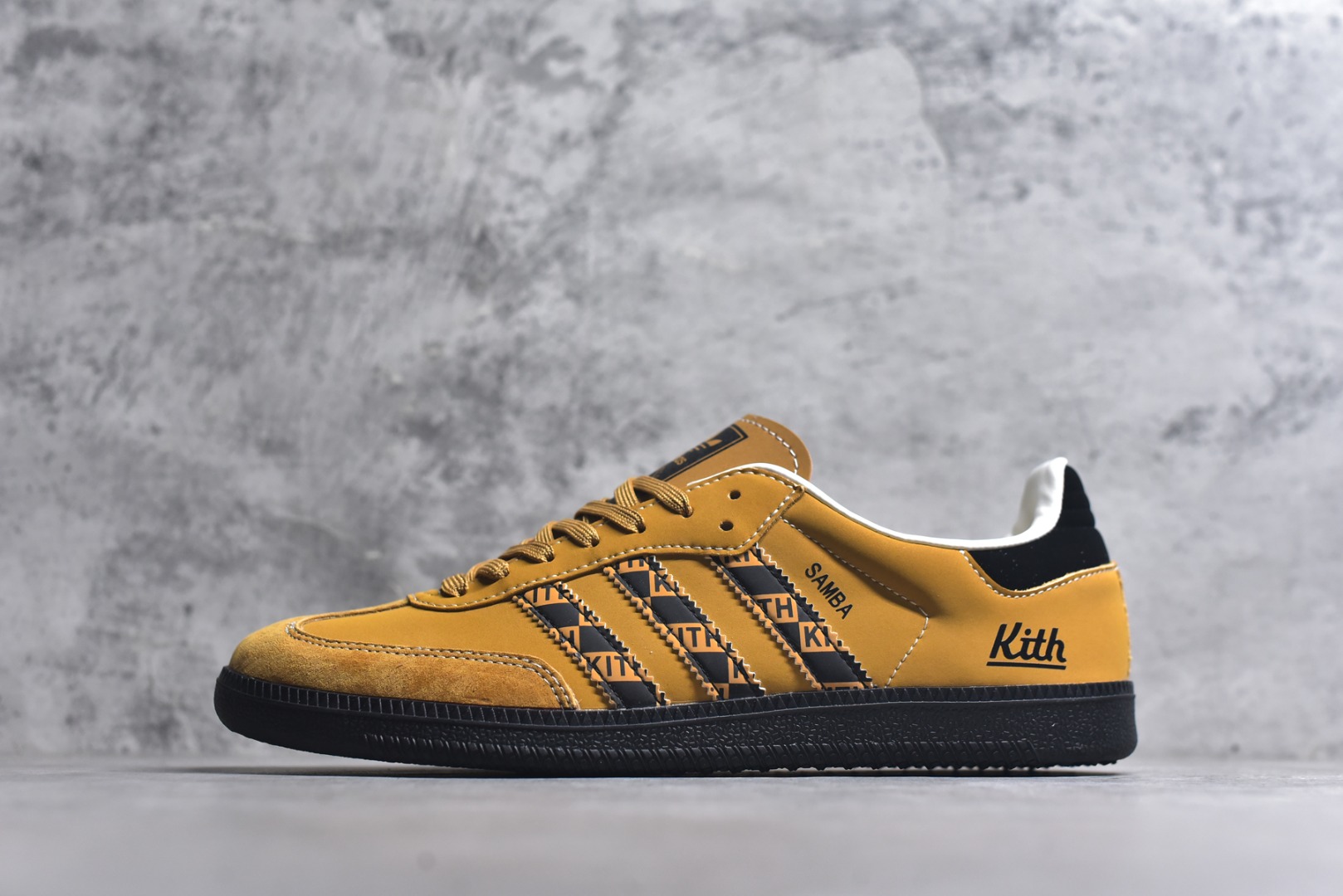 #独家实拍✨定制版Fendi x Ad Samba Og 定制配色 芬迪联名 阿迪桑巴系列徳训风低帮百搭休闲板鞋 XR0011 定制鞋盒 大厂流水作业生产 超高清洁度 皮料切割干净无任何毛边 细节完美 尺码：36 36.5 37.5 38 38.5 39 40 40.5 41 42 42.5 43 44 44.5 45-选品中心