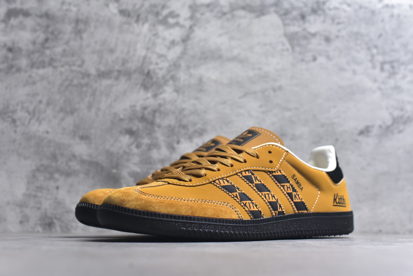 图片[2]-#独家实拍✨定制版Fendi x Ad Samba Og 定制配色 芬迪联名 阿迪桑巴系列徳训风低帮百搭休闲板鞋 XR0011 定制鞋盒 大厂流水作业生产 超高清洁度 皮料切割干净无任何毛边 细节完美 尺码：36 36.5 37.5 38 38.5 39 40 40.5 41 42 42.5 43 44 44.5 45-选品中心