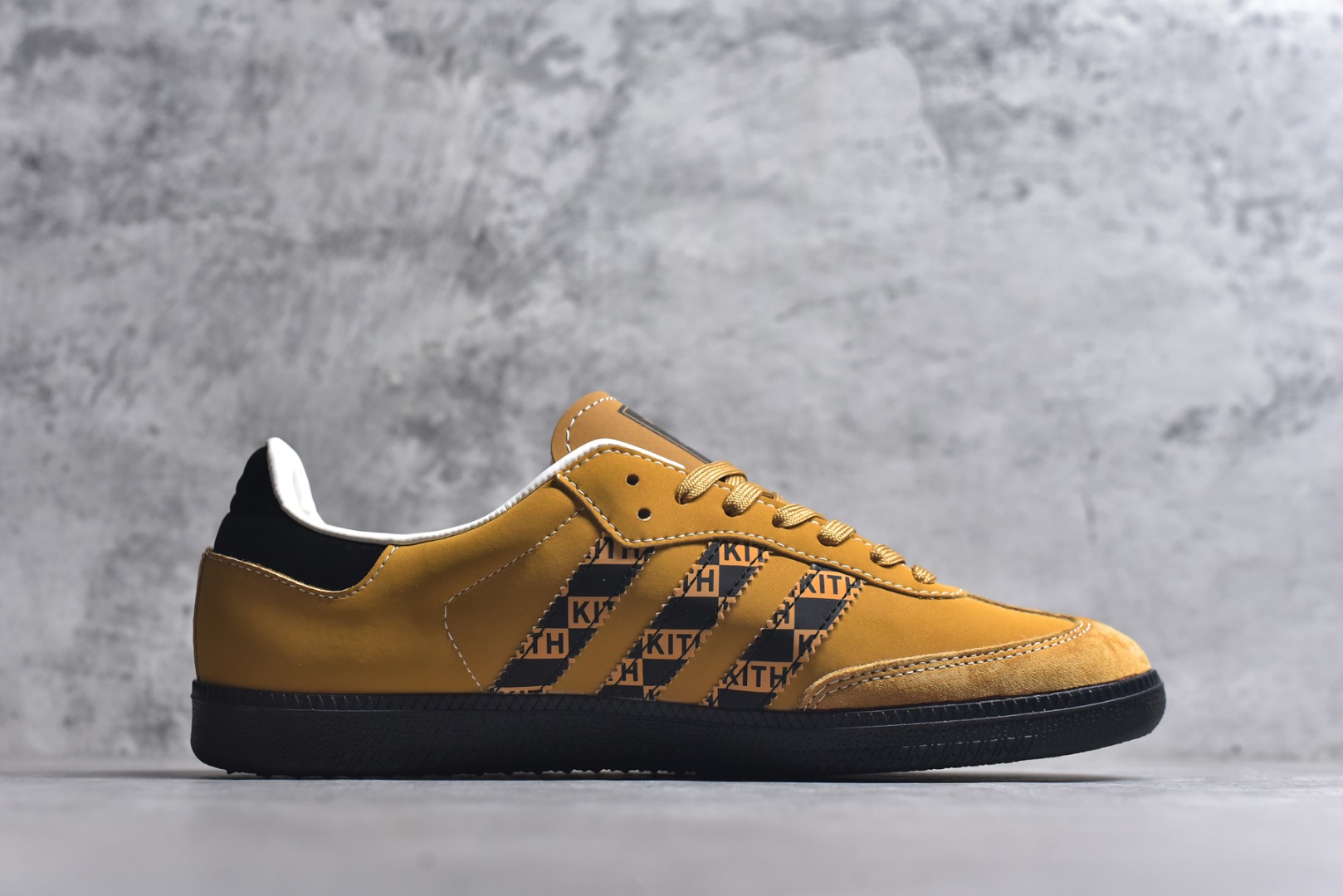 图片[3]-#独家实拍✨定制版Fendi x Ad Samba Og 定制配色 芬迪联名 阿迪桑巴系列徳训风低帮百搭休闲板鞋 XR0011 定制鞋盒 大厂流水作业生产 超高清洁度 皮料切割干净无任何毛边 细节完美 尺码：36 36.5 37.5 38 38.5 39 40 40.5 41 42 42.5 43 44 44.5 45-选品中心