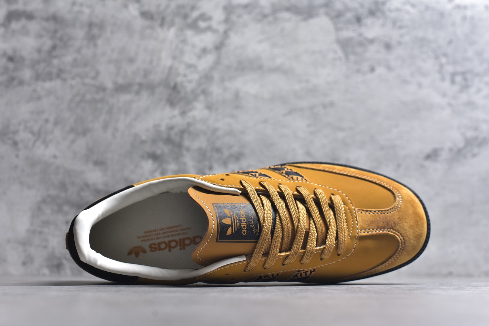 图片[4]-#独家实拍✨定制版Fendi x Ad Samba Og 定制配色 芬迪联名 阿迪桑巴系列徳训风低帮百搭休闲板鞋 XR0011 定制鞋盒 大厂流水作业生产 超高清洁度 皮料切割干净无任何毛边 细节完美 尺码：36 36.5 37.5 38 38.5 39 40 40.5 41 42 42.5 43 44 44.5 45-选品中心