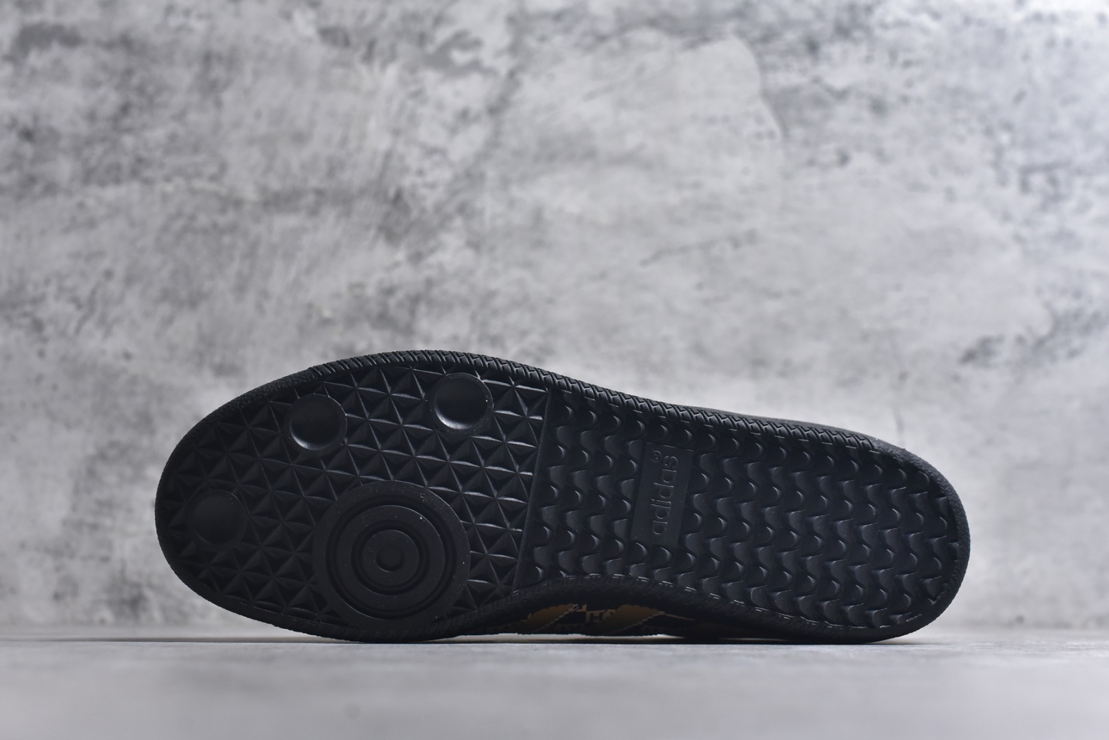 图片[6]-#独家实拍✨定制版Fendi x Ad Samba Og 定制配色 芬迪联名 阿迪桑巴系列徳训风低帮百搭休闲板鞋 XR0011 定制鞋盒 大厂流水作业生产 超高清洁度 皮料切割干净无任何毛边 细节完美 尺码：36 36.5 37.5 38 38.5 39 40 40.5 41 42 42.5 43 44 44.5 45-选品中心