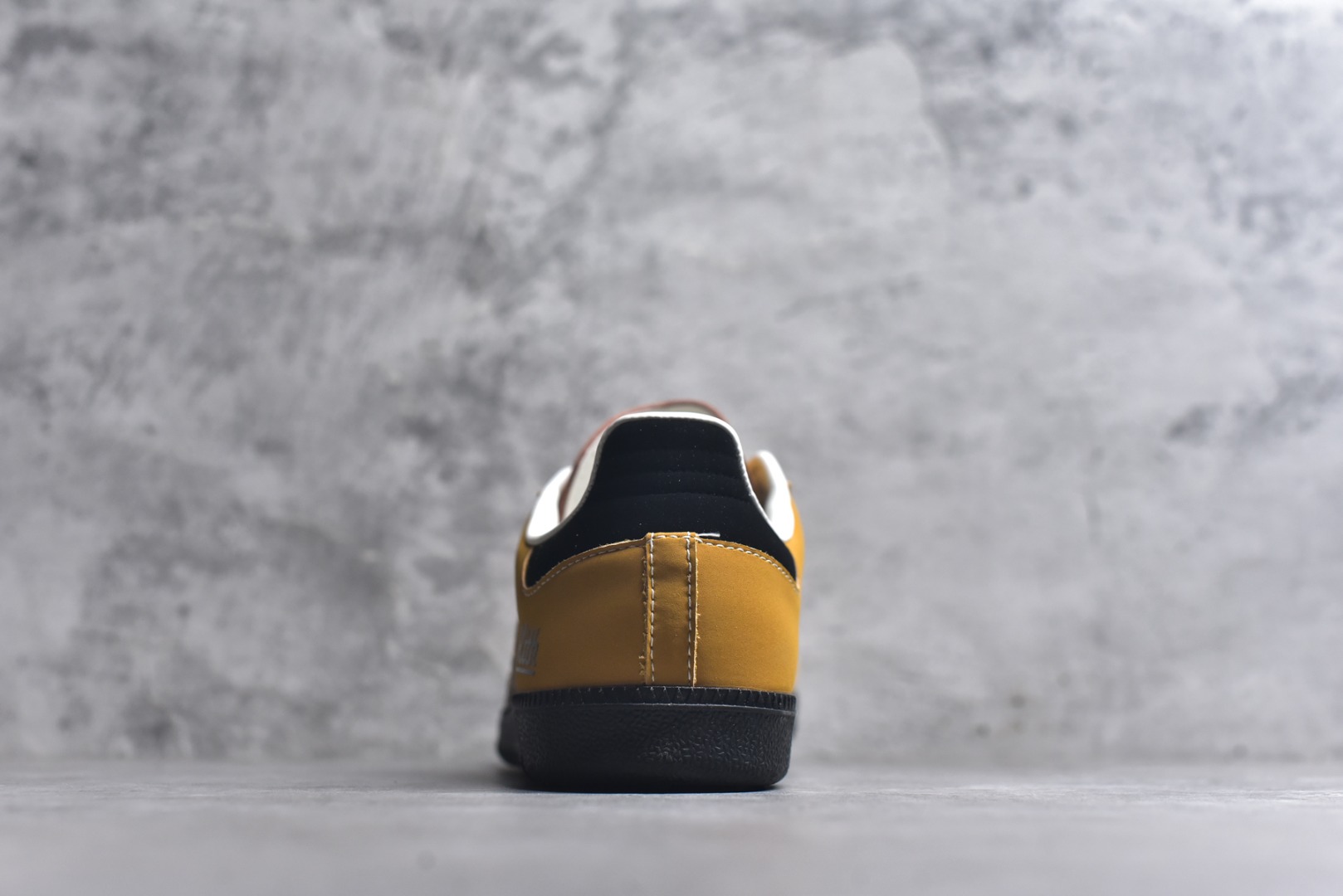 图片[5]-#独家实拍✨定制版Fendi x Ad Samba Og 定制配色 芬迪联名 阿迪桑巴系列徳训风低帮百搭休闲板鞋 XR0011 定制鞋盒 大厂流水作业生产 超高清洁度 皮料切割干净无任何毛边 细节完美 尺码：36 36.5 37.5 38 38.5 39 40 40.5 41 42 42.5 43 44 44.5 45-选品中心