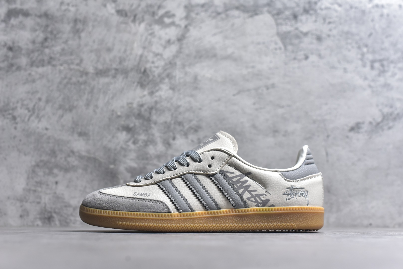 #独家实拍✨Adidas SAMBA OG 德训鞋 高端定制桑巴系列 大厂纯原品质出货 超高清洁度 细节完美 舒适百搭 低帮休闲板鞋 男女同款 货号：XR0013 尺码：36 36.5 37 38 38.5 39 40 40.5 41 42 42.5 43 44 44.5 45-选品中心