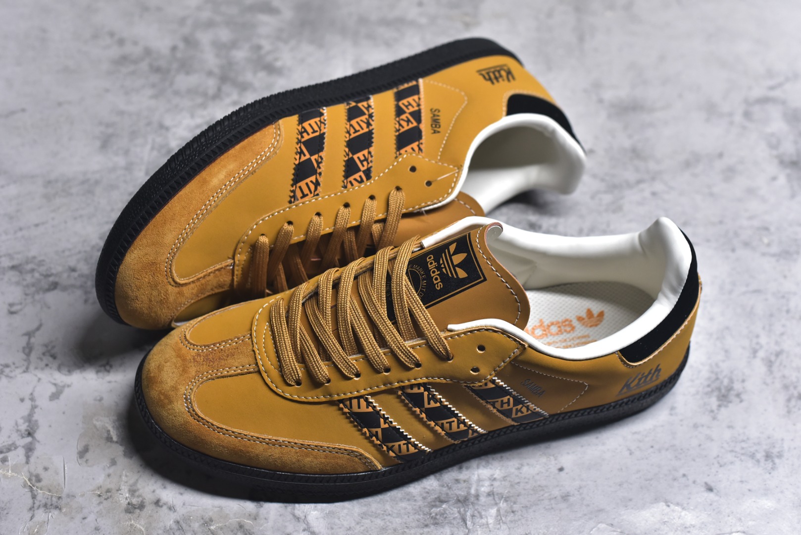 图片[7]-#独家实拍✨定制版Fendi x Ad Samba Og 定制配色 芬迪联名 阿迪桑巴系列徳训风低帮百搭休闲板鞋 XR0011 定制鞋盒 大厂流水作业生产 超高清洁度 皮料切割干净无任何毛边 细节完美 尺码：36 36.5 37.5 38 38.5 39 40 40.5 41 42 42.5 43 44 44.5 45-选品中心