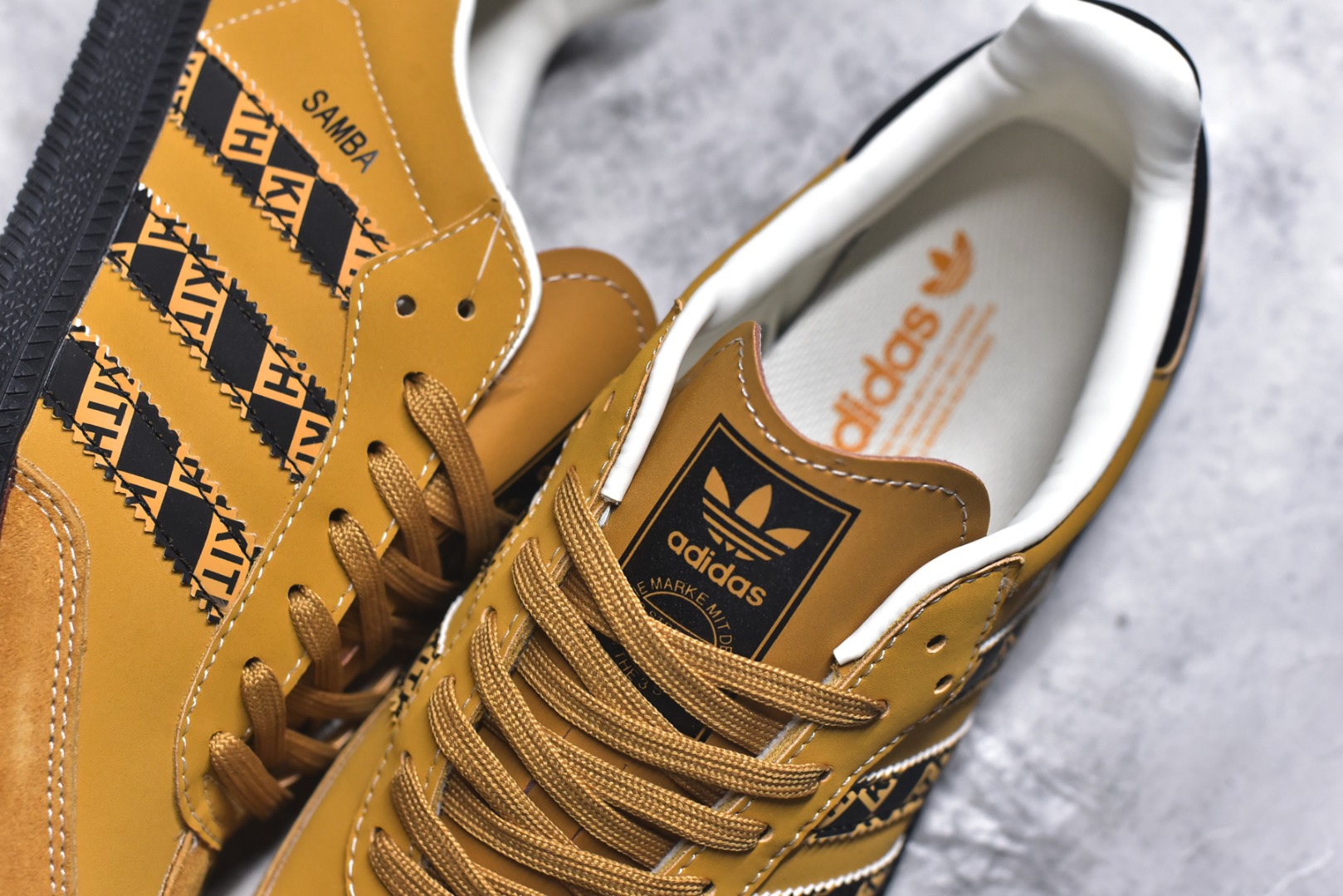 图片[9]-#独家实拍✨定制版Fendi x Ad Samba Og 定制配色 芬迪联名 阿迪桑巴系列徳训风低帮百搭休闲板鞋 XR0011 定制鞋盒 大厂流水作业生产 超高清洁度 皮料切割干净无任何毛边 细节完美 尺码：36 36.5 37.5 38 38.5 39 40 40.5 41 42 42.5 43 44 44.5 45-选品中心