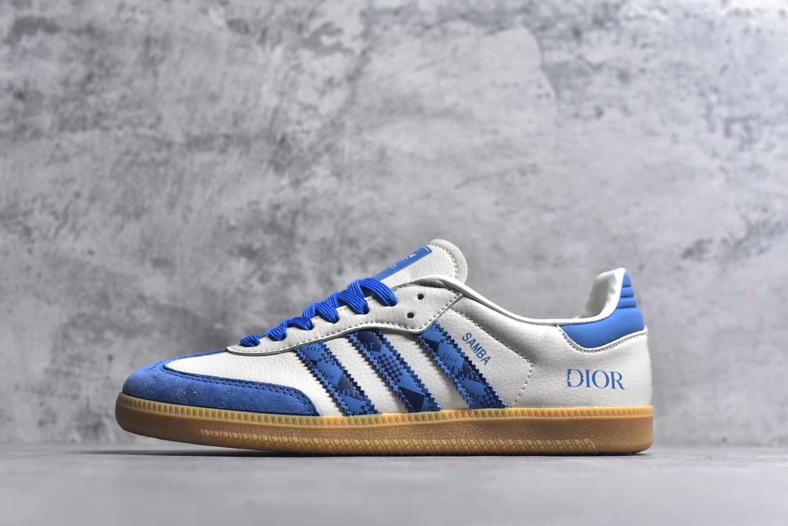 #独家实拍✨Adidas Originals Samba ‘DIY’桑巴舞系列 阿迪达斯 三叶草绅士德训足球风百搭低帮休闲运动板鞋原装头层材料 用料绝不含糊 独家版型蒸餾加工帶來的是更好的视觉和脚感体验 清洁度 电绣工艺 皮料切割干净无任何毛边 细节完美 货号：XR0004 尺码：36-45（半）-选品中心