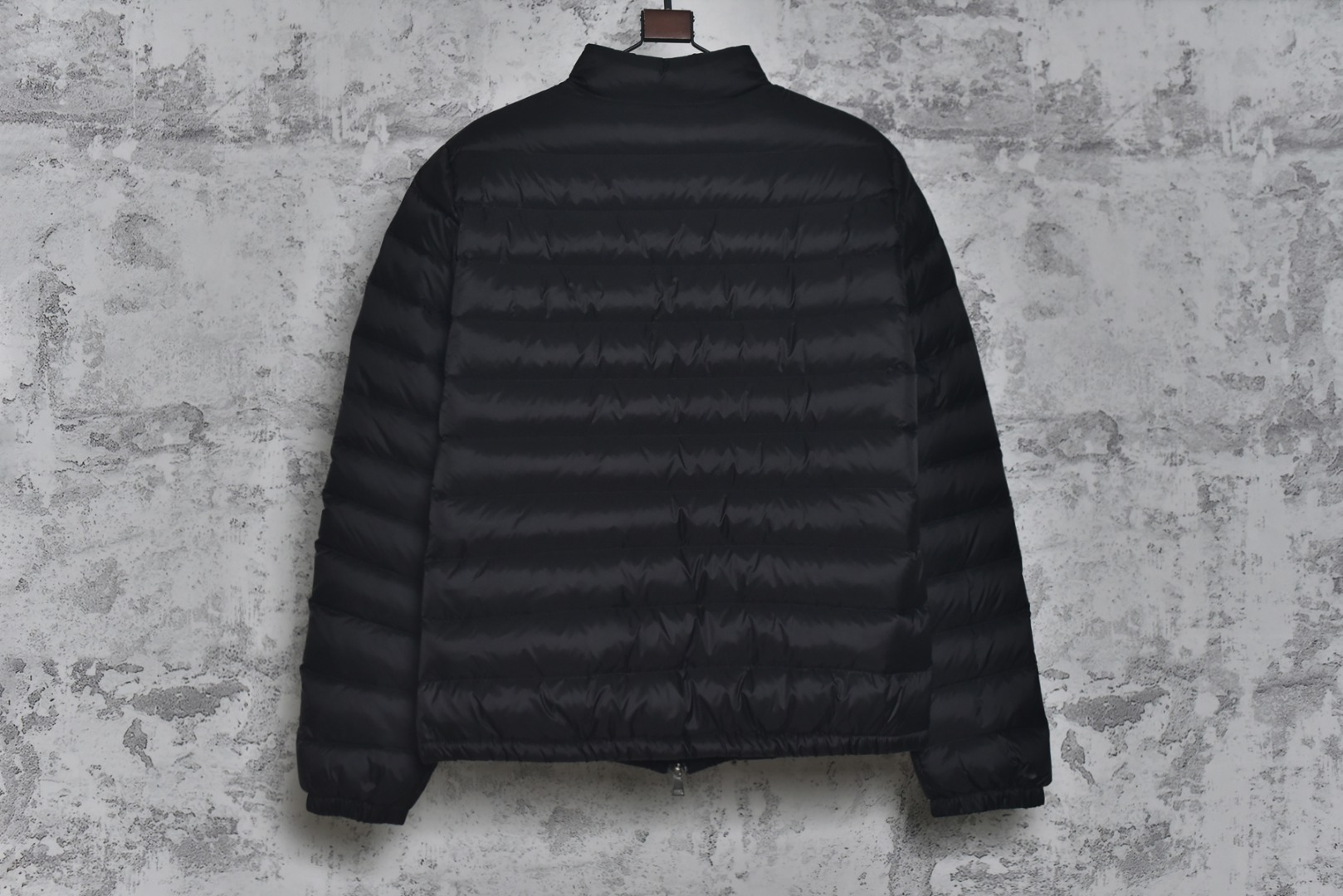 图片[2]-#Moncler盟可睐 Lans系列 Short Down Jacket SS26纯色拉链立领长袖羽绒服 女款现货供应 全年售后❗️ 温馨提示❗️（只做高端产品） DF巅峰 踏上巅峰❗️ 货号：L10931A1010053048529 颜色：黑色 浅粉色 白色 尺码：1-2-3-4-5-选品中心