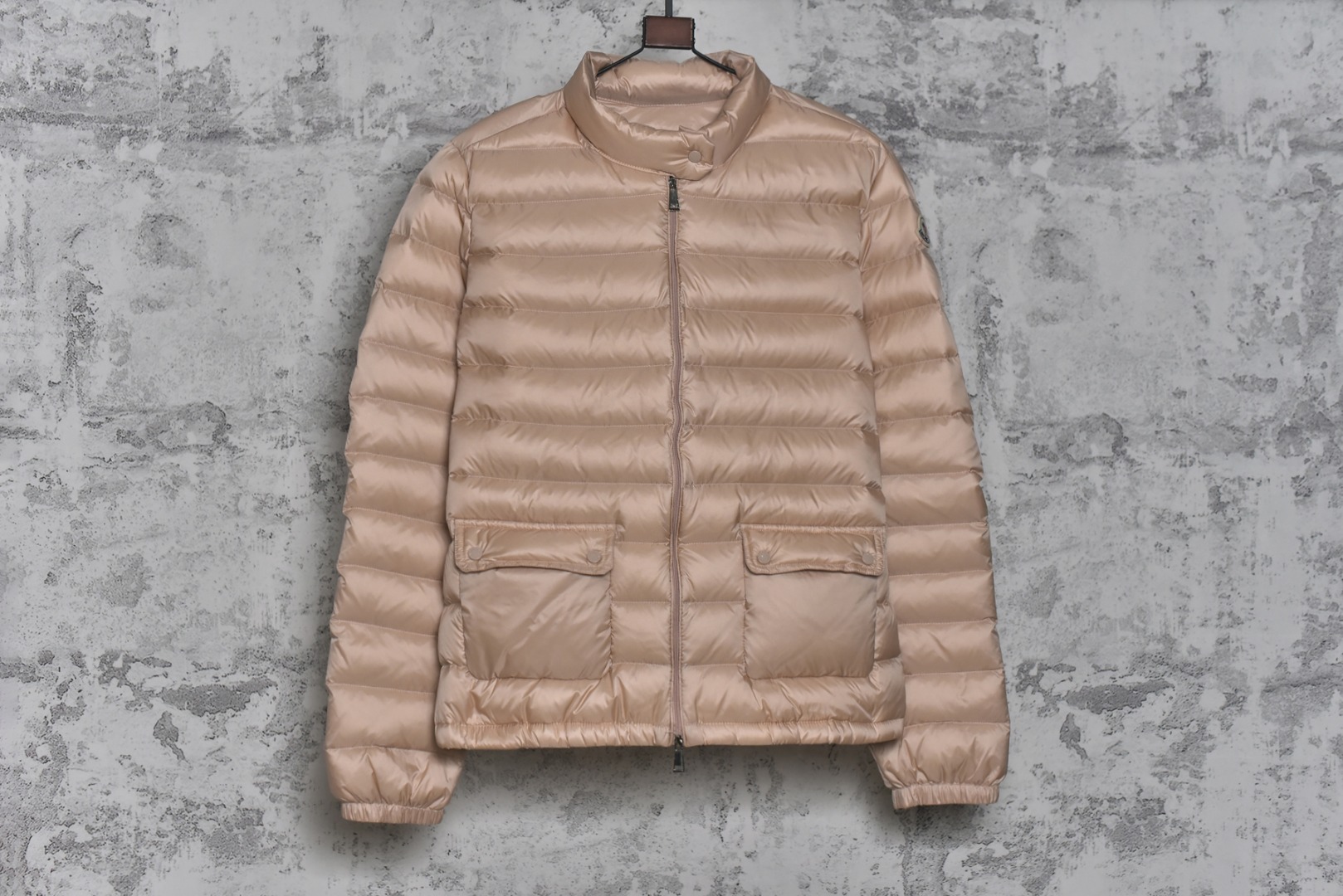 #Moncler盟可睐 Lans系列 Short Down Jacket SS26纯色拉链立领长袖羽绒服 女款现货供应 全年售后❗️ 温馨提示❗️（只做高端产品） DF巅峰 踏上巅峰❗️ 货号：L10931A1010053048529 颜色：黑色 浅粉色 白色 尺码：1-2-3-4-5-选品中心