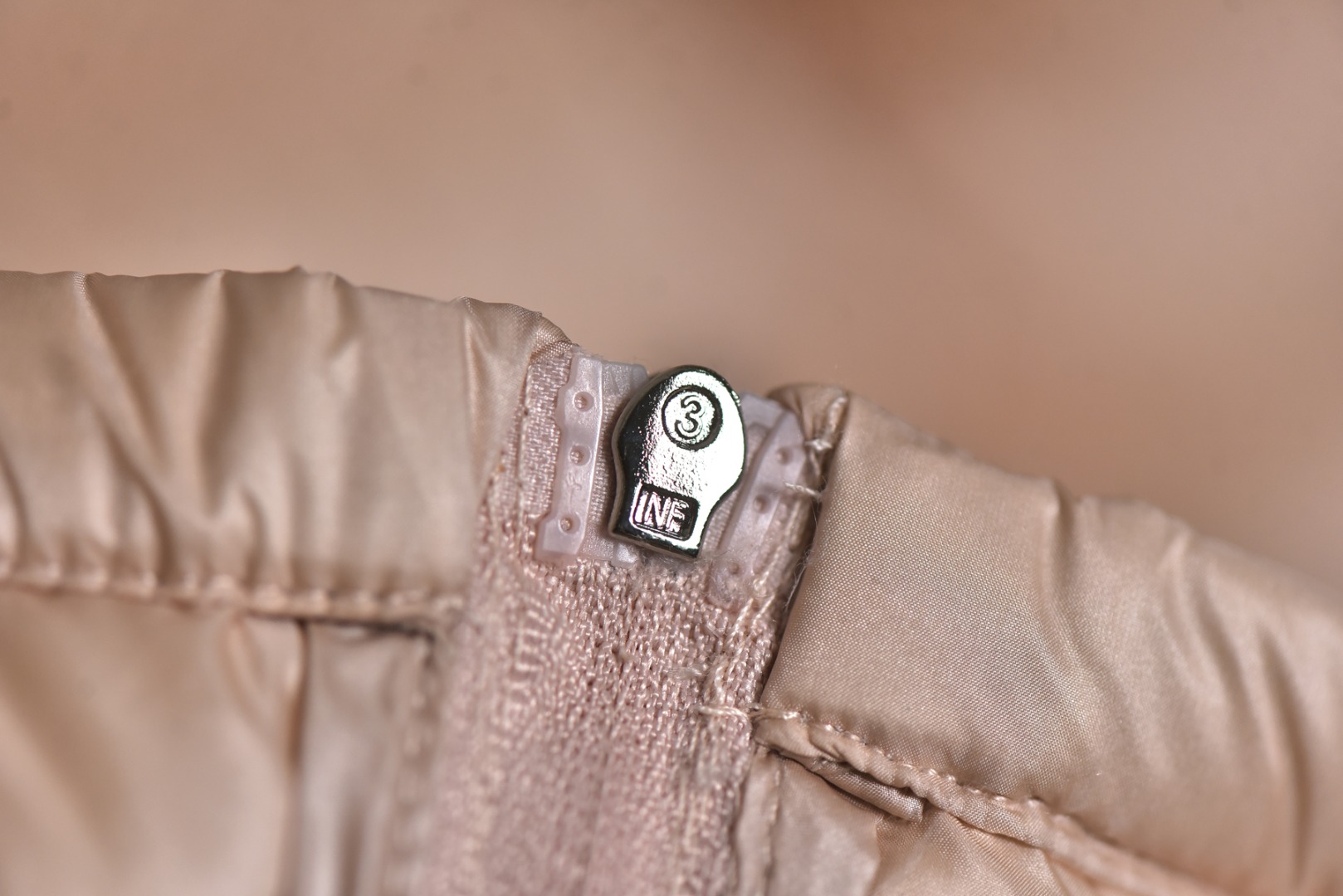 图片[7]-#Moncler盟可睐 Lans系列 Short Down Jacket SS26纯色拉链立领长袖羽绒服 女款现货供应 全年售后❗️ 温馨提示❗️（只做高端产品） DF巅峰 踏上巅峰❗️ 货号：L10931A1010053048529 颜色：黑色 浅粉色 白色 尺码：1-2-3-4-5-选品中心