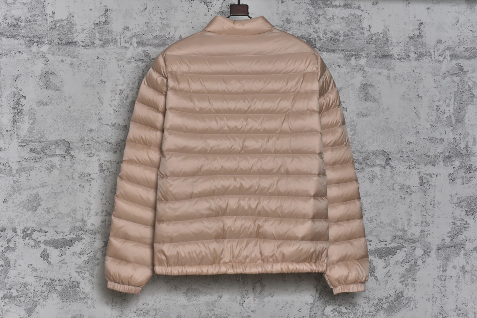 图片[2]-#Moncler盟可睐 Lans系列 Short Down Jacket SS26纯色拉链立领长袖羽绒服 女款现货供应 全年售后❗️ 温馨提示❗️（只做高端产品） DF巅峰 踏上巅峰❗️ 货号：L10931A1010053048529 颜色：黑色 浅粉色 白色 尺码：1-2-3-4-5-选品中心