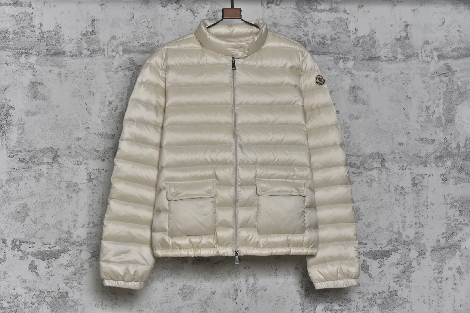 #Moncler盟可睐 Lans系列 Short Down Jacket SS26纯色拉链立领长袖羽绒服 女款现货供应 全年售后❗️ 温馨提示❗️（只做高端产品） DF巅峰 踏上巅峰❗️ 货号：L10931A1010053048529 颜色：黑色 浅粉色 白色 尺码：1-2-3-4-5-选品中心