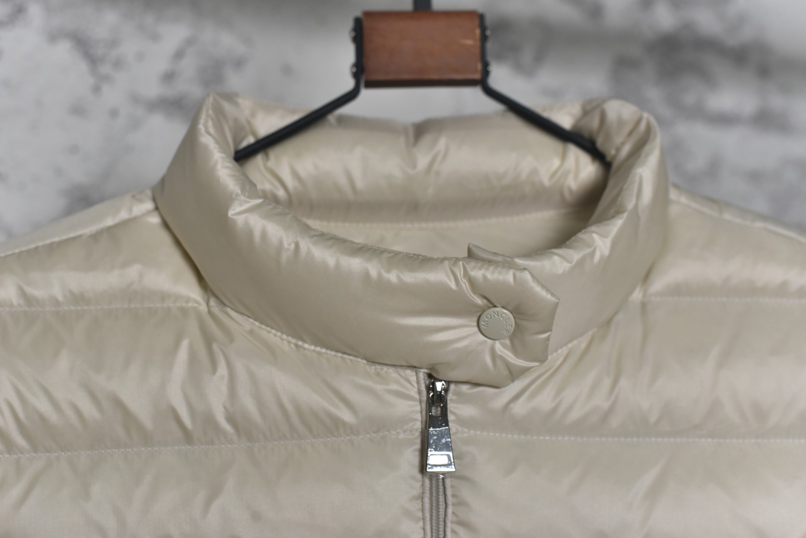 图片[6]-#Moncler盟可睐 Lans系列 Short Down Jacket SS26纯色拉链立领长袖羽绒服 女款现货供应 全年售后❗️ 温馨提示❗️（只做高端产品） DF巅峰 踏上巅峰❗️ 货号：L10931A1010053048529 颜色：黑色 浅粉色 白色 尺码：1-2-3-4-5-选品中心