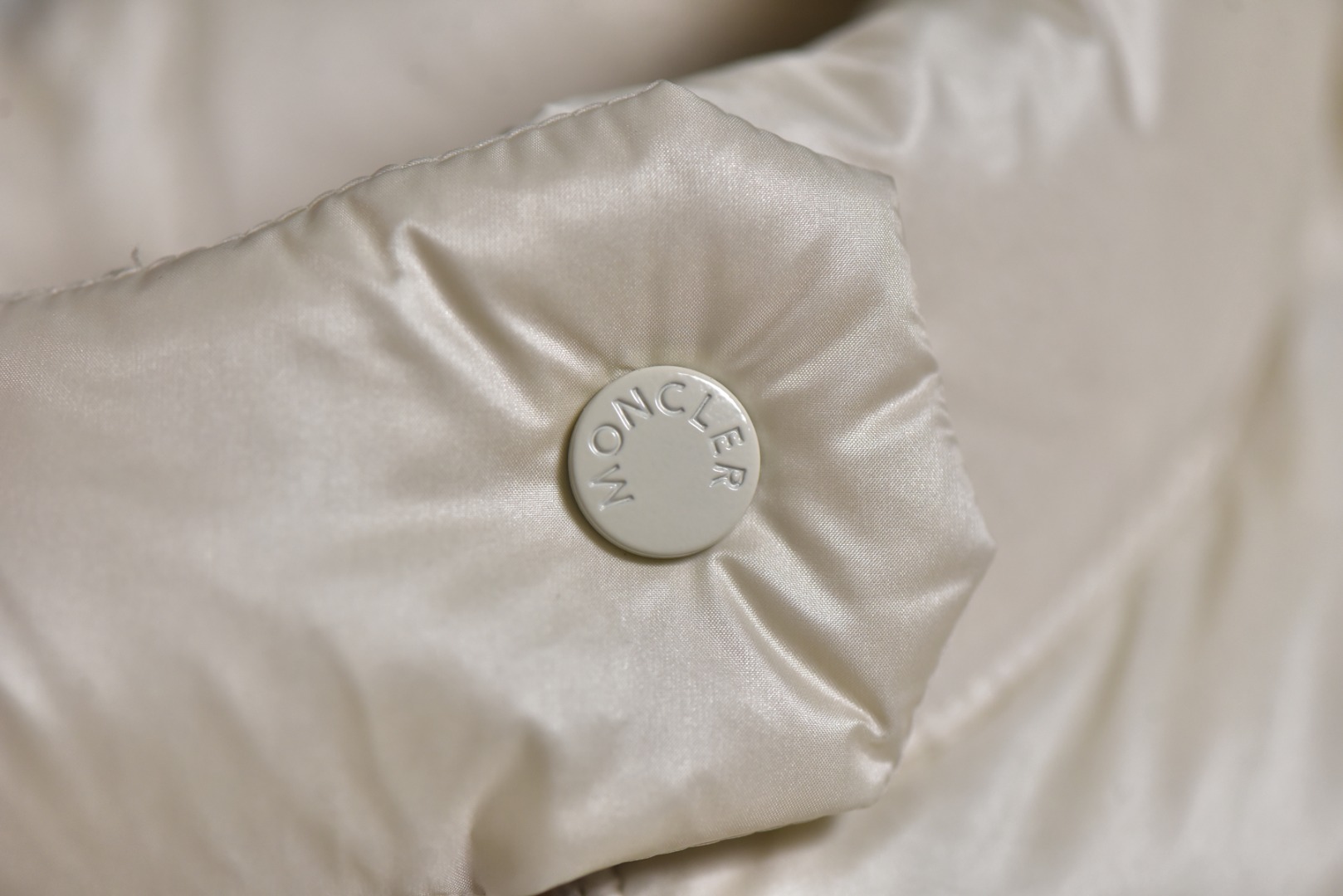 图片[4]-#Moncler盟可睐 Lans系列 Short Down Jacket SS26纯色拉链立领长袖羽绒服 女款现货供应 全年售后❗️ 温馨提示❗️（只做高端产品） DF巅峰 踏上巅峰❗️ 货号：L10931A1010053048529 颜色：黑色 浅粉色 白色 尺码：1-2-3-4-5-选品中心