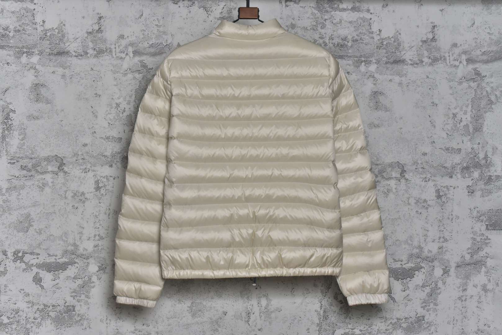 图片[2]-#Moncler盟可睐 Lans系列 Short Down Jacket SS26纯色拉链立领长袖羽绒服 女款现货供应 全年售后❗️ 温馨提示❗️（只做高端产品） DF巅峰 踏上巅峰❗️ 货号：L10931A1010053048529 颜色：黑色 浅粉色 白色 尺码：1-2-3-4-5-选品中心