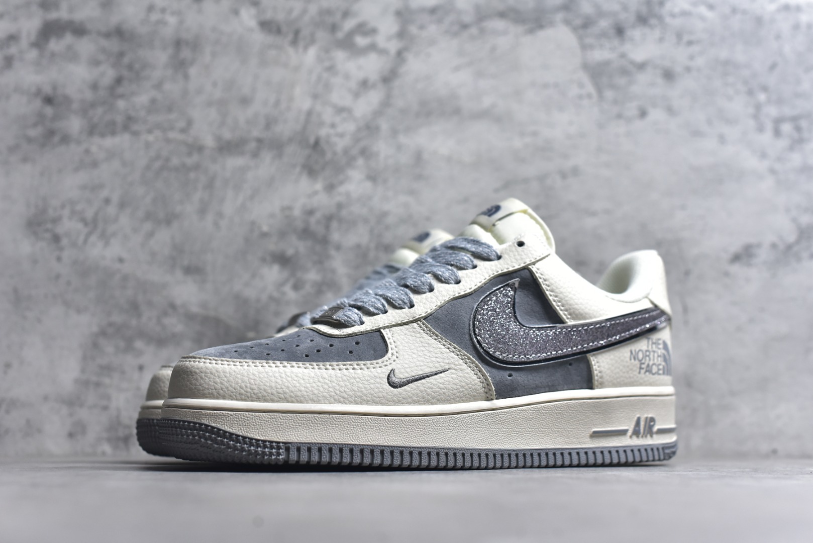 图片[2]-#海外限量发售！公司级NIke Air Force 1 \’07 Low “北面联名”空军一号 低帮 运动鞋 休闲鞋 折边针车 工艺难度大 原楦头原纸板 原装鞋盒 定制五金配件 内置全掌气垫 原厂鞋底 货号：QY6818-524 尺码：36 36.5 37.5 38 38.5 39 40 40.5 41 42 42.5 43 44 44.5 45-选品中心